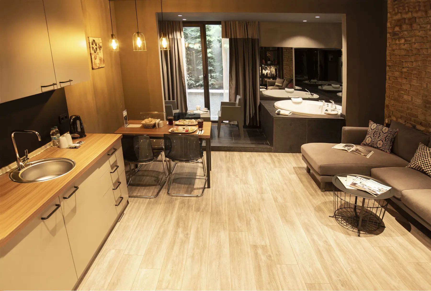CITYLOFT 161 Jacuzzi Suite: Mutfak tezgâhı, yemek masası ve arka planda jakuzi