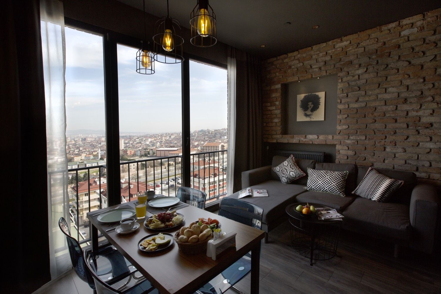 CITYLOFT 161 One Bedroom City view: Geniş pencereler önünde yemek masası ve şehir manzarası