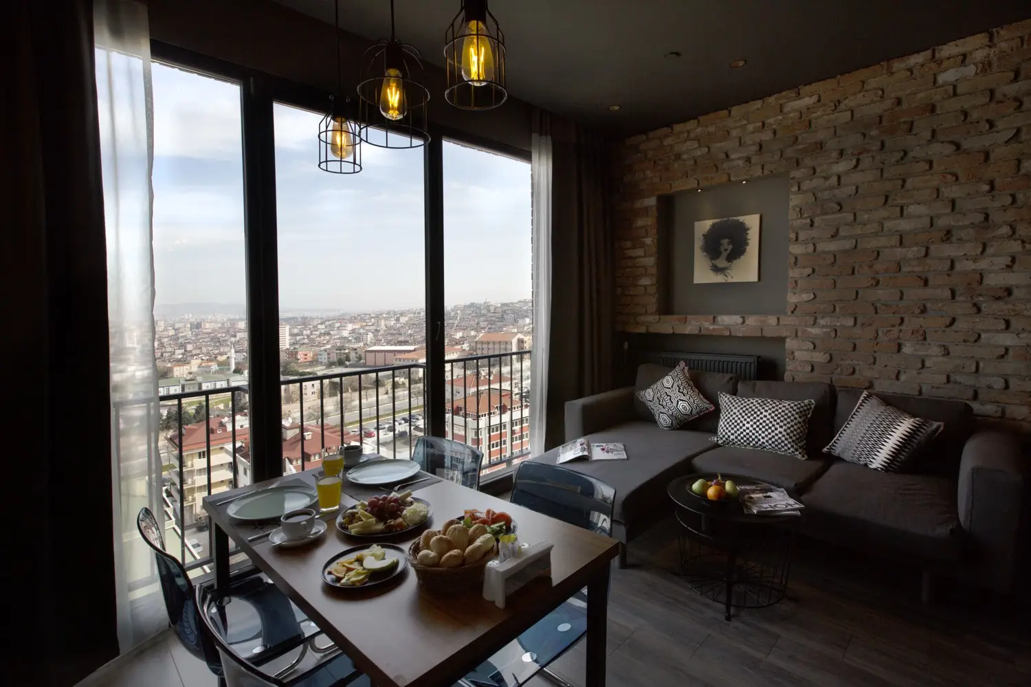 CITYLOFT 161 One Bedroom City view: Geniş pencereler önünde yemek masası ve şehir manzarası