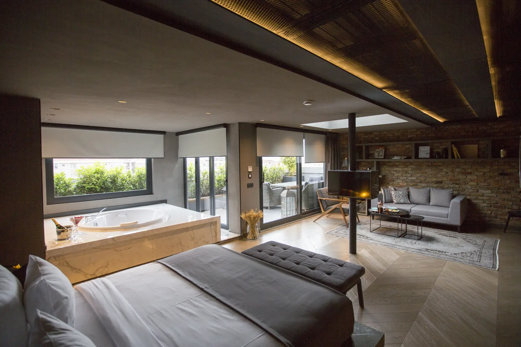 CITYLOFT 81 Jacuzzi Suite: Çatı katında yatak, jakuzi ve oturma alanı