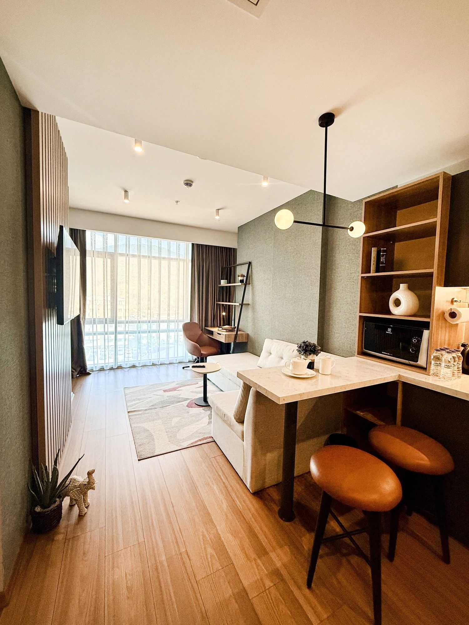 CITYLOFT 175 Deluxe Suite: Bar tezgâhlı mutfak, oturma alanı ve geniş pencere