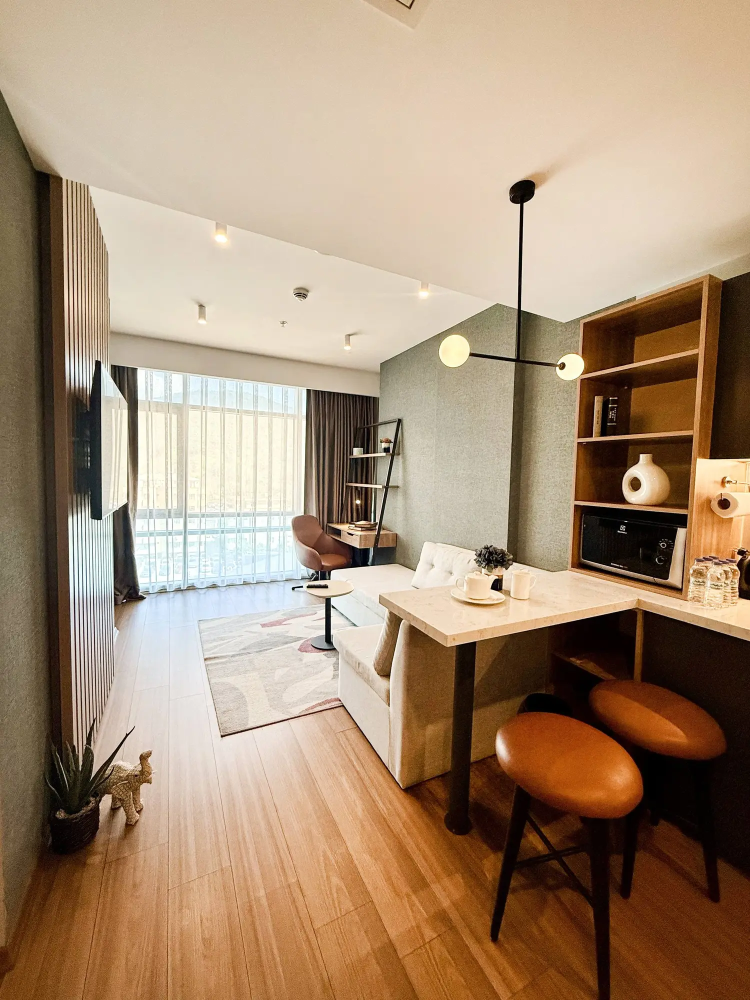 CITYLOFT 175 Deluxe Suite: Bar tezgâhlı mutfak, oturma alanı ve geniş pencere