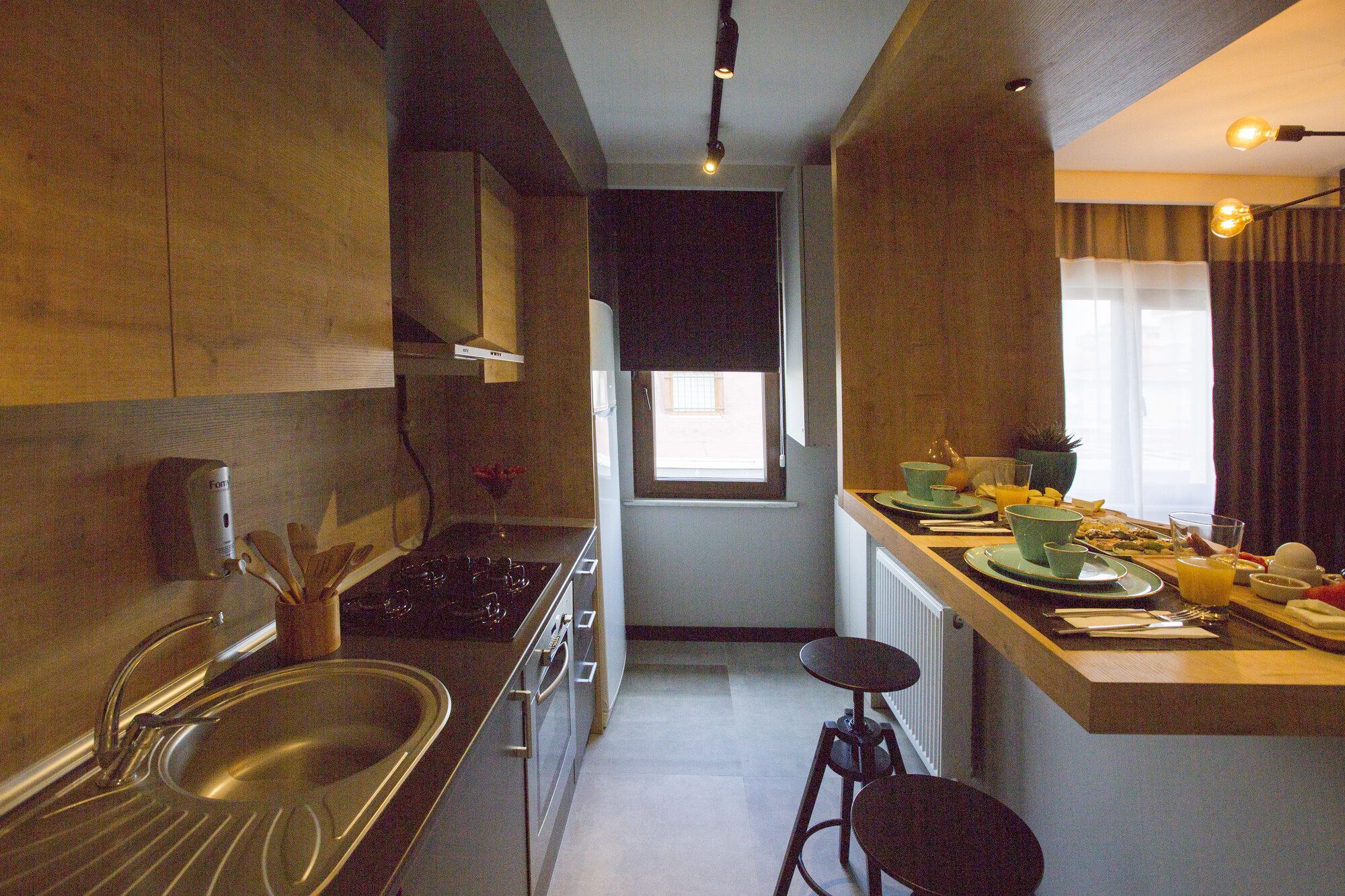 CITYLOFT 36 Two Bedroom Suite: Ahşap dolaplı mutfak ve bar tezgâhı