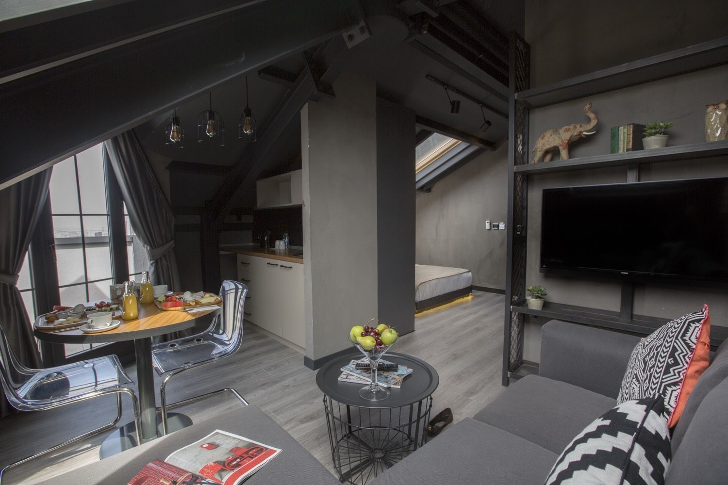 CITYLOFT 161 Corner Suite with Terrace: Çatı katında oturma alanı, yemek masası ve TV