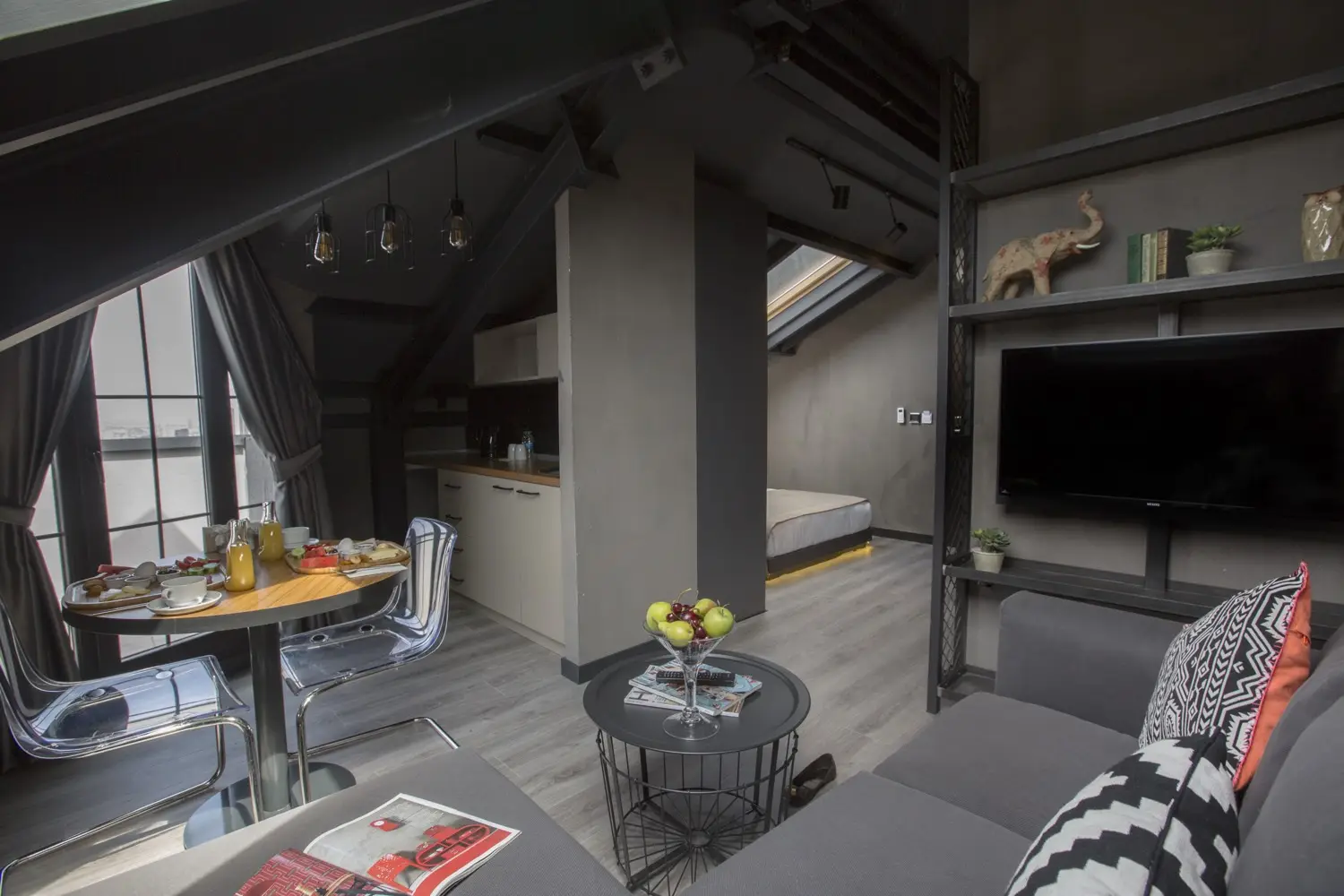 CITYLOFT 161 Corner Suite with Terrace: Çatı katında oturma alanı, yemek masası ve TV