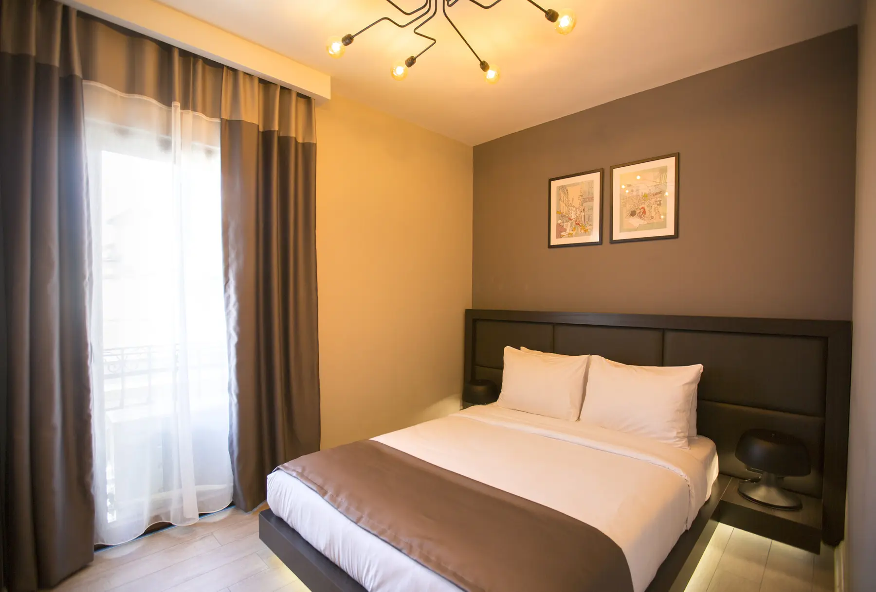 CITYLOFT 36 One Bedroom Suite: Çift kişilik yatak ve pencere