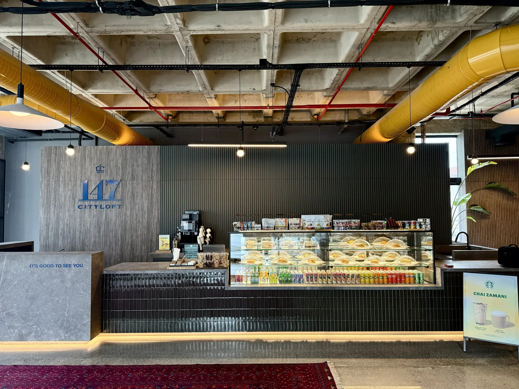 CITYLOFT 147: Lobideki kafe tezgâhı ve vitrin