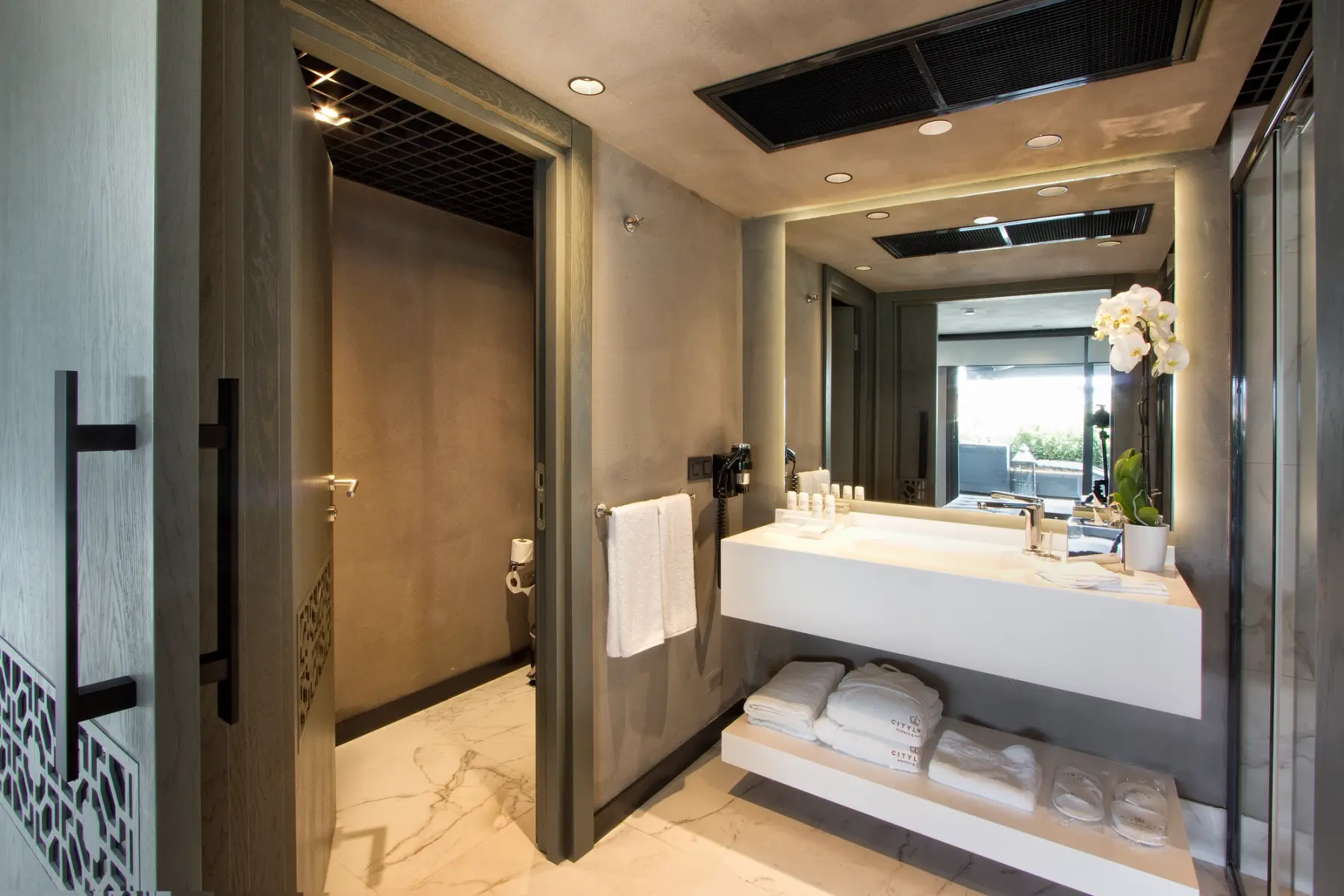 CITYLOFT 81 Jacuzzi Suite: Mermer lavabo tezgâhı ve havlu rafları