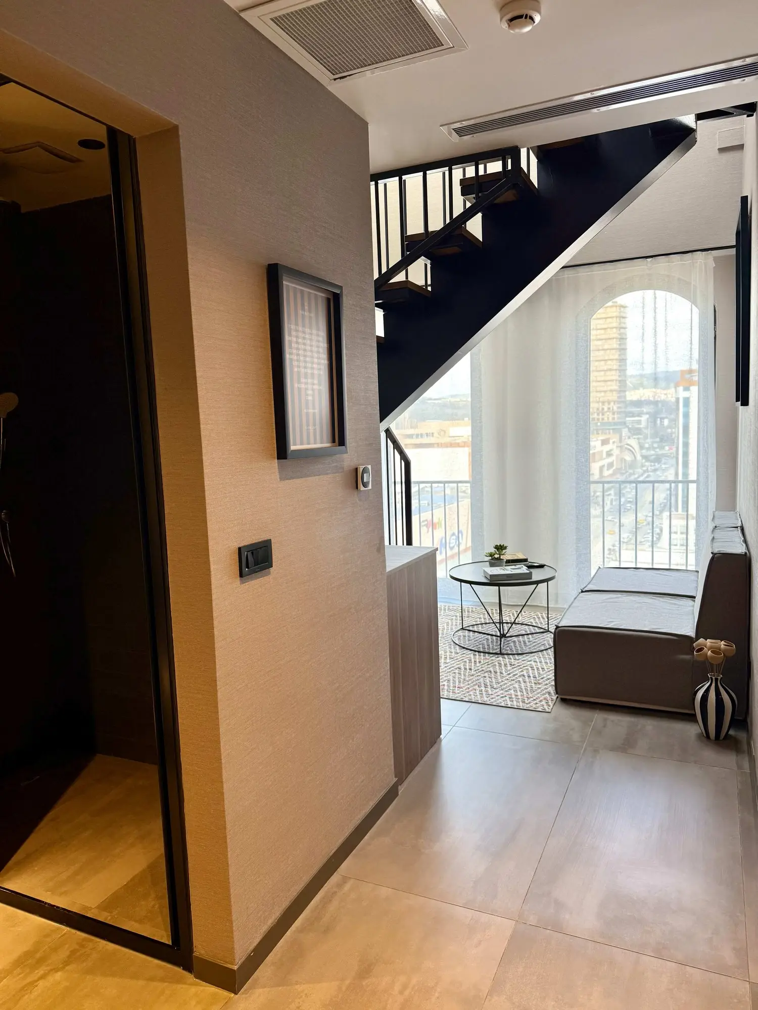 CITYLOFT 147 Loft Suite: Giriş koridoru ve üst kata çıkan merdiven
