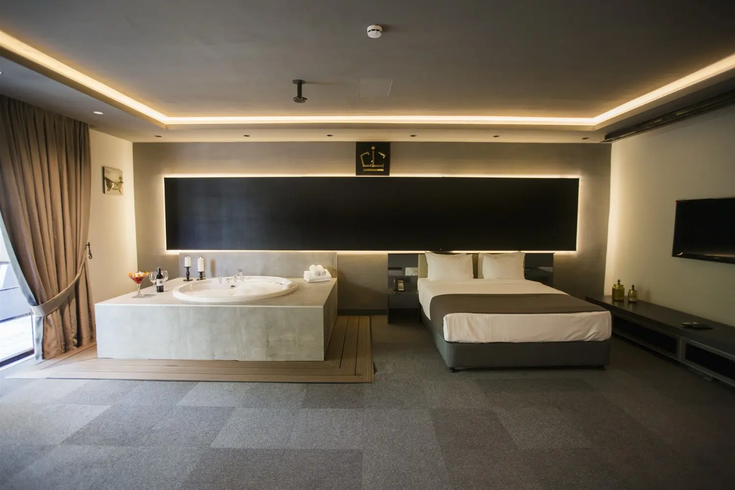 CITYLOFT 24 Jacuzzi Suite with Terrace: Jakuzi, çift kişilik yatak ve TV