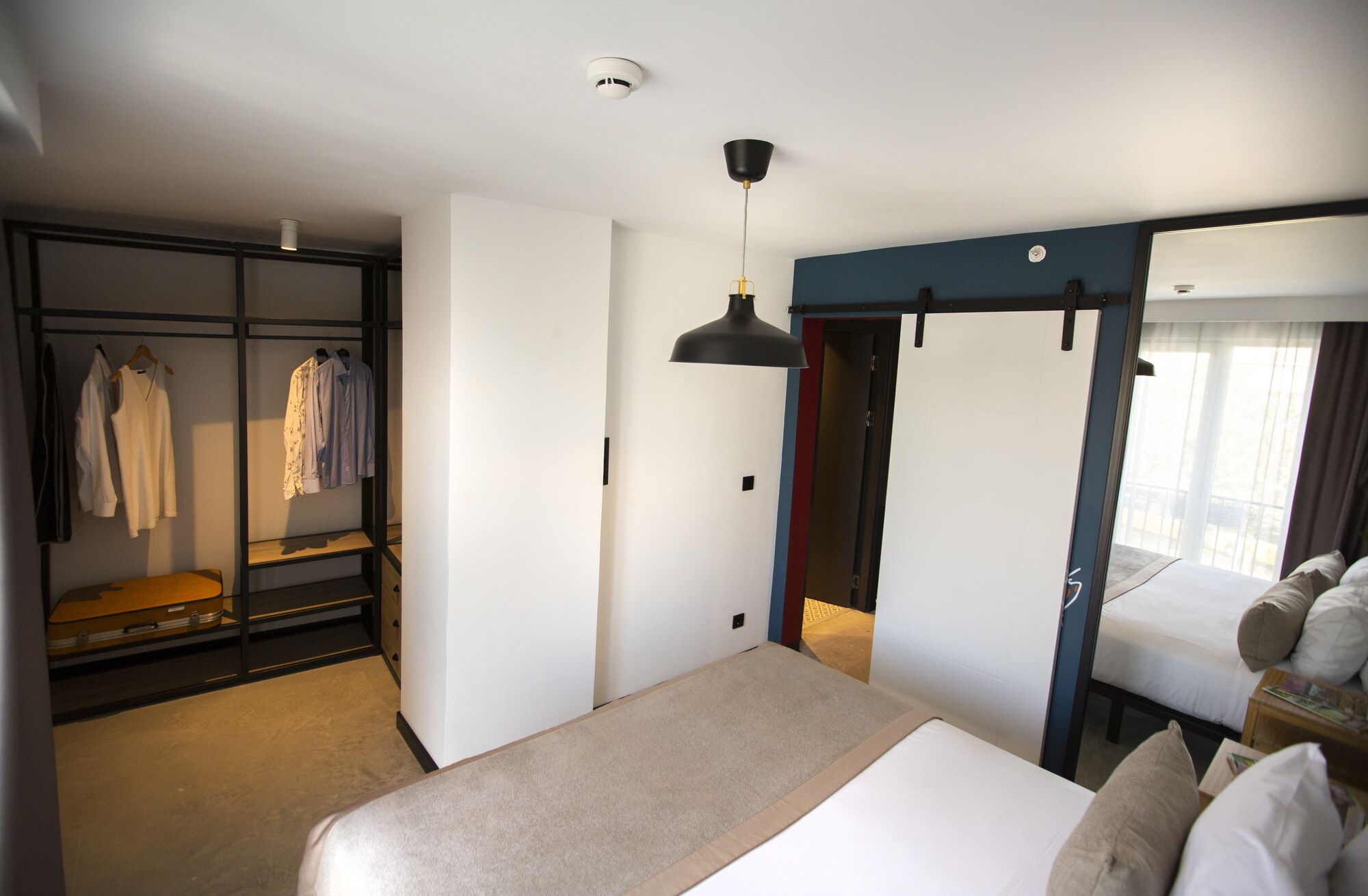 CITYLOFT 64 Garden Studio: Açık gardırop ve yatak odası