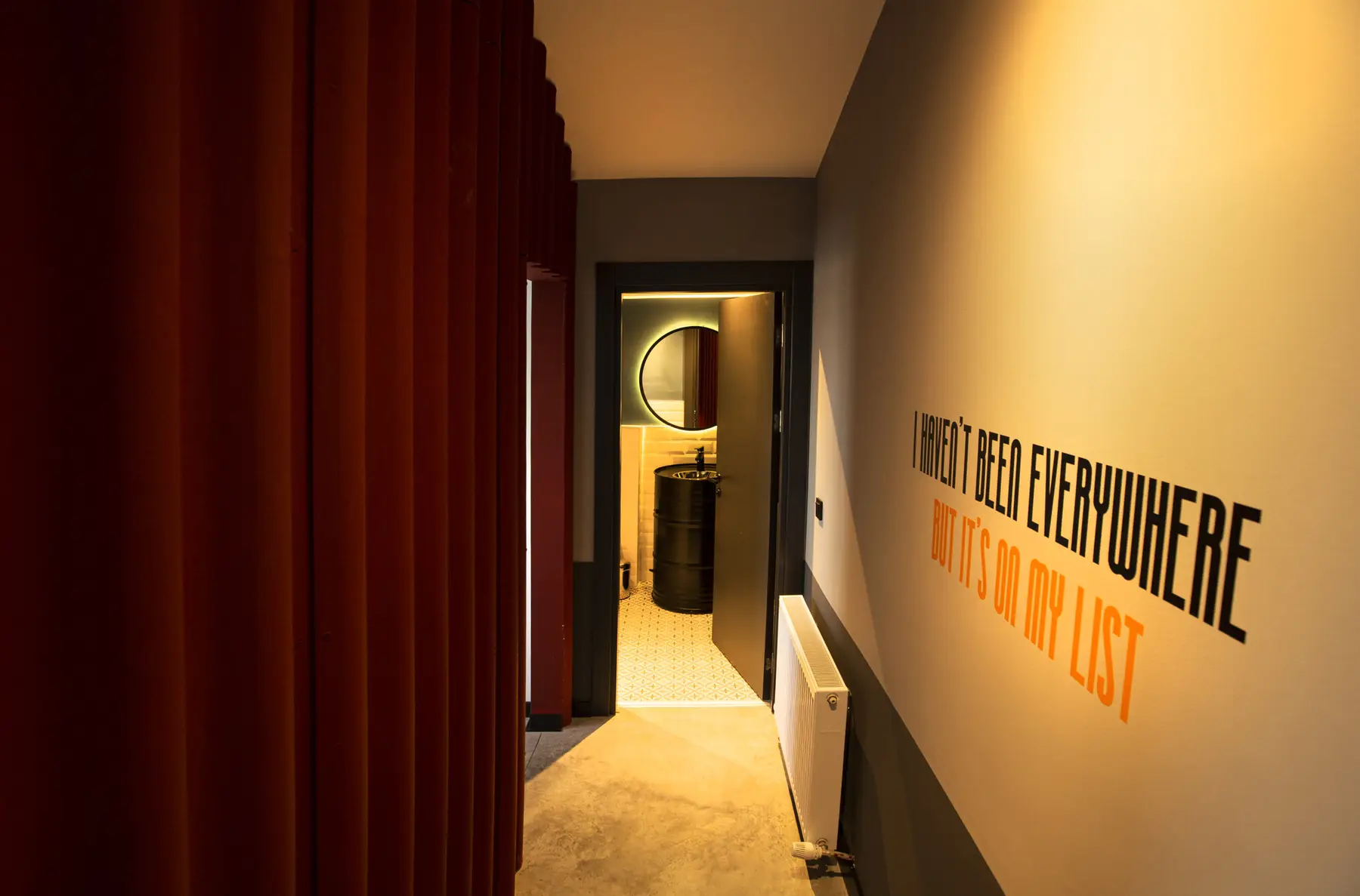 CITYLOFT 64 1+1: Duvar yazılı giriş koridoru
