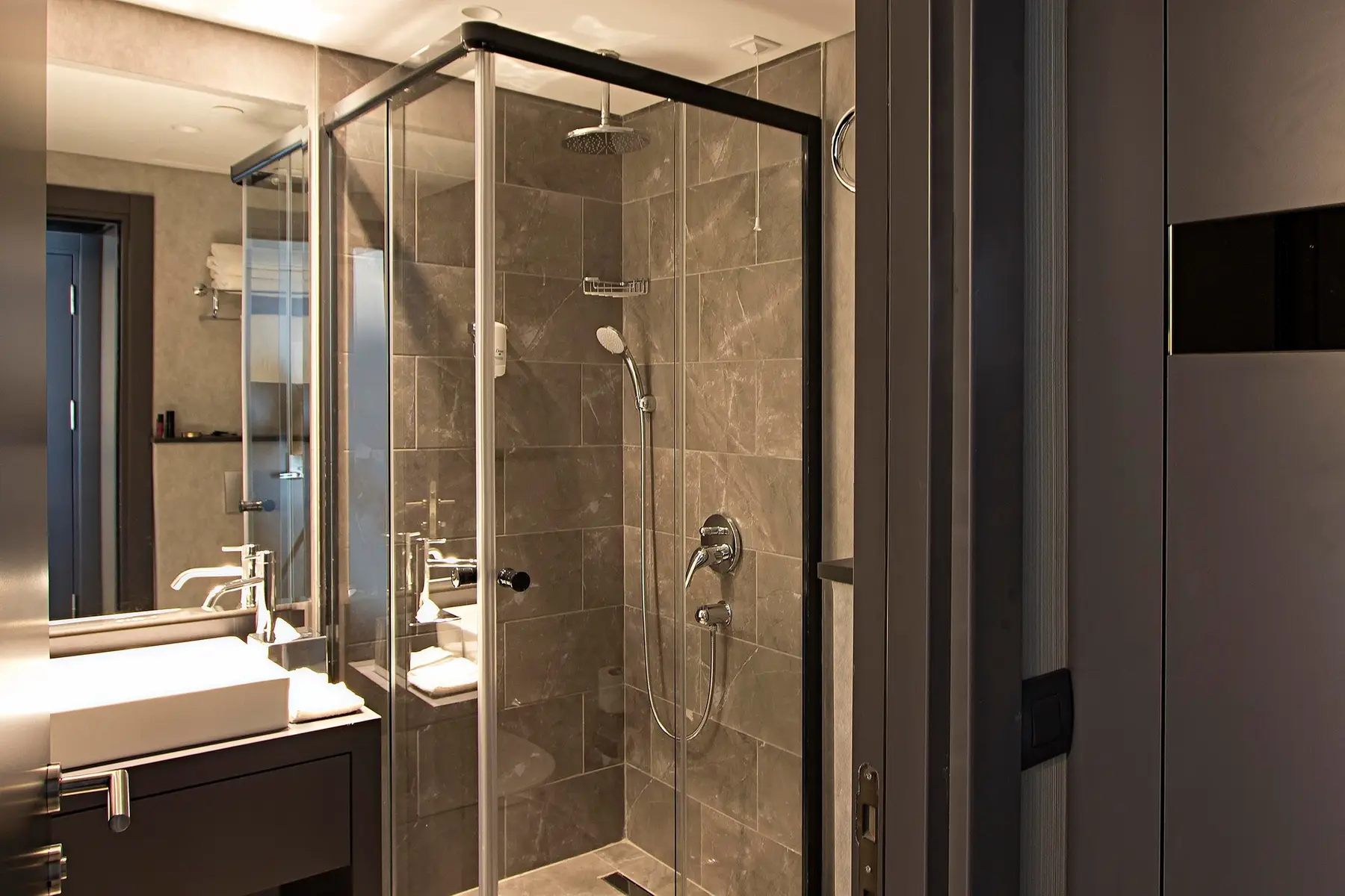 CITYLOFT 81 Standart Double or Twin Room: Cam duş kabini ve lavabo