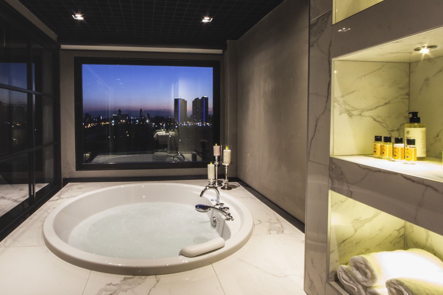 CITYLOFT 81 Jacuzzi Suite: Mermer banyoda jakuzi ve manzaralı pencere