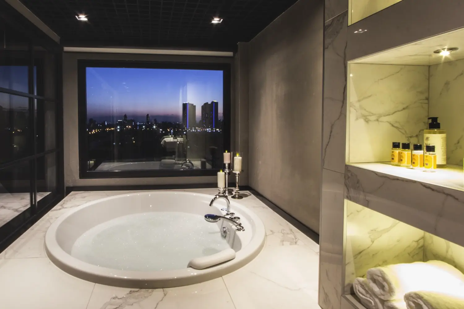 CITYLOFT 81 Jacuzzi Suite: Mermer banyoda jakuzi ve manzaralı pencere