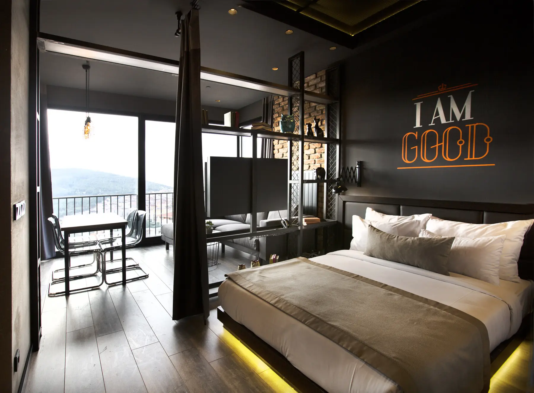 CITYLOFT 161 Corner Suite: Pencere kenarında çift kişilik yatak ve tuğla duvar detayı