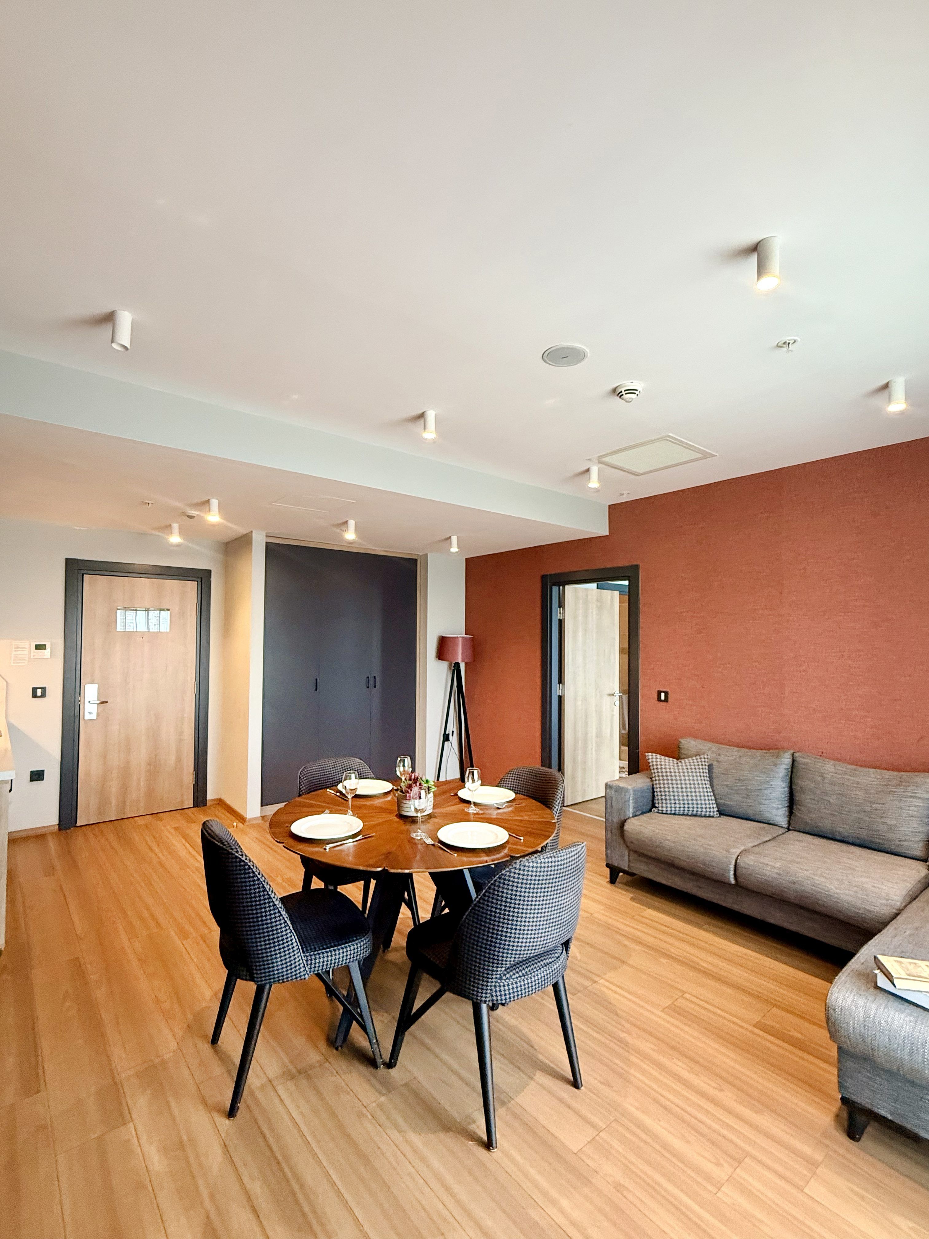 CITYLOFT 175 Jacuzzi Suite: Yuvarlak yemek masası ve köşe kanepeli salon