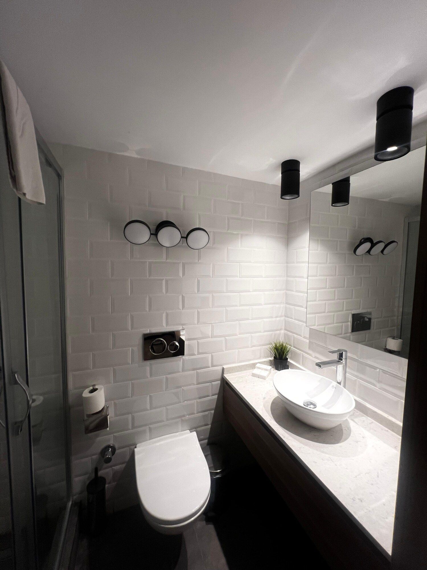 CITYLOFT 36 Dublex Suite: Beyaz seramikli banyo, lavabo ve klozet