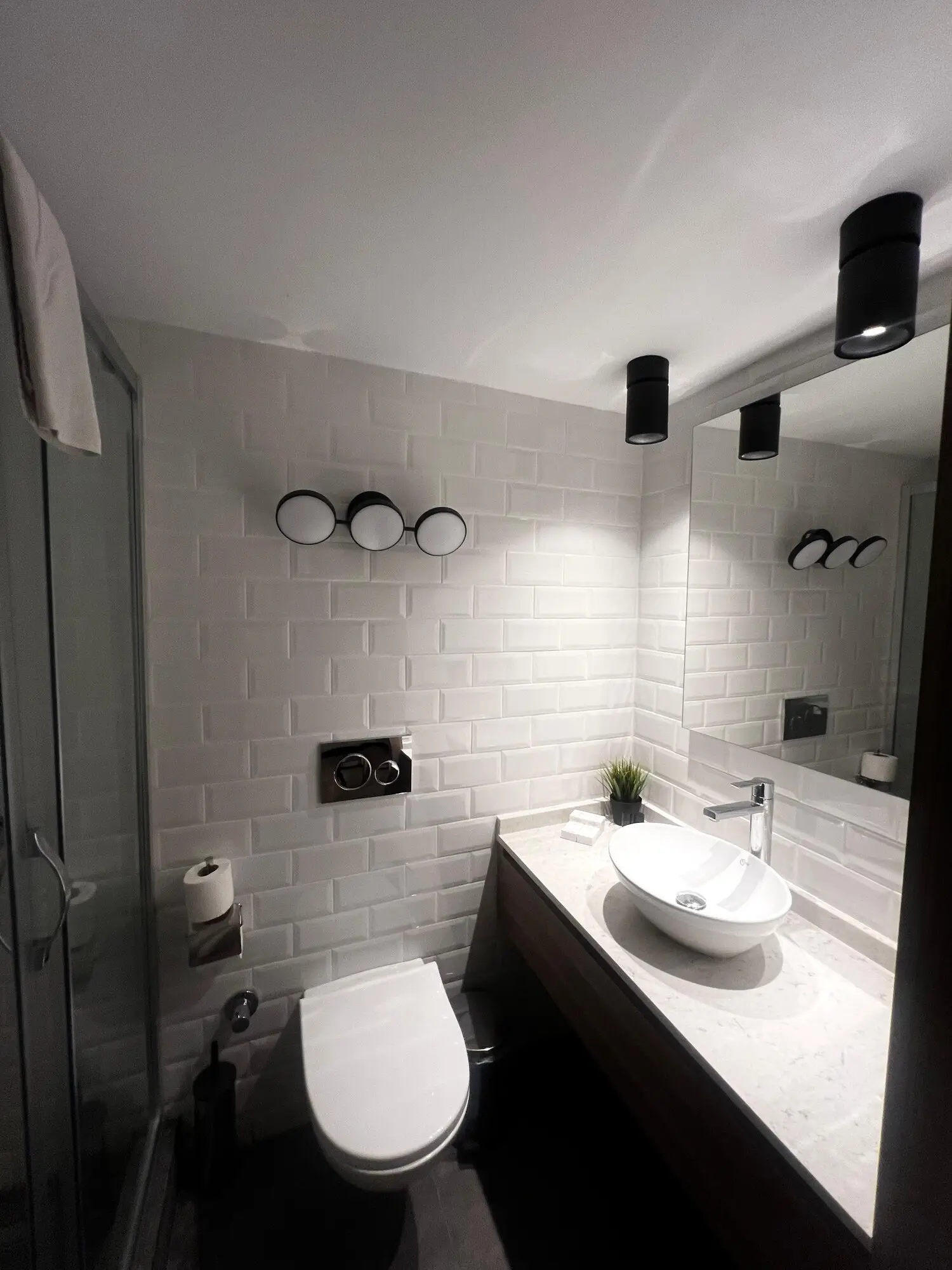 CITYLOFT 36 Dublex Suite: Beyaz seramikli banyo, lavabo ve klozet