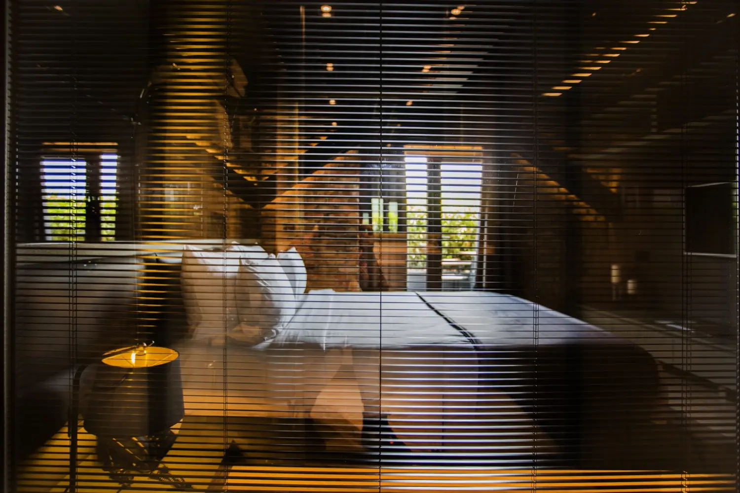 CITYLOFT 81 Deluxe Suite with Terrace: Jaluzi arkasından yatak