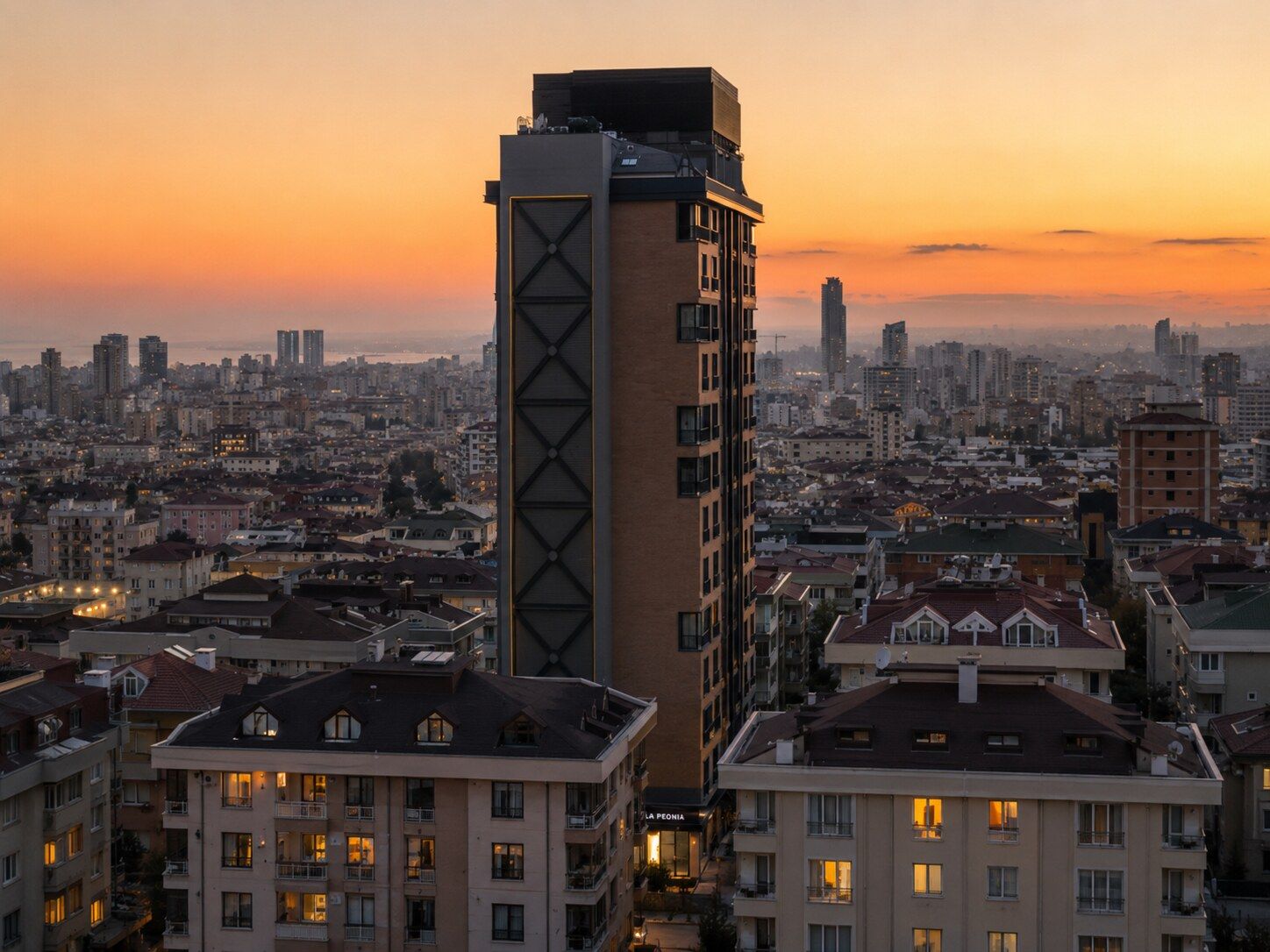 Gün batımında CITYLOFT 161 binası ve Ataşehir silueti