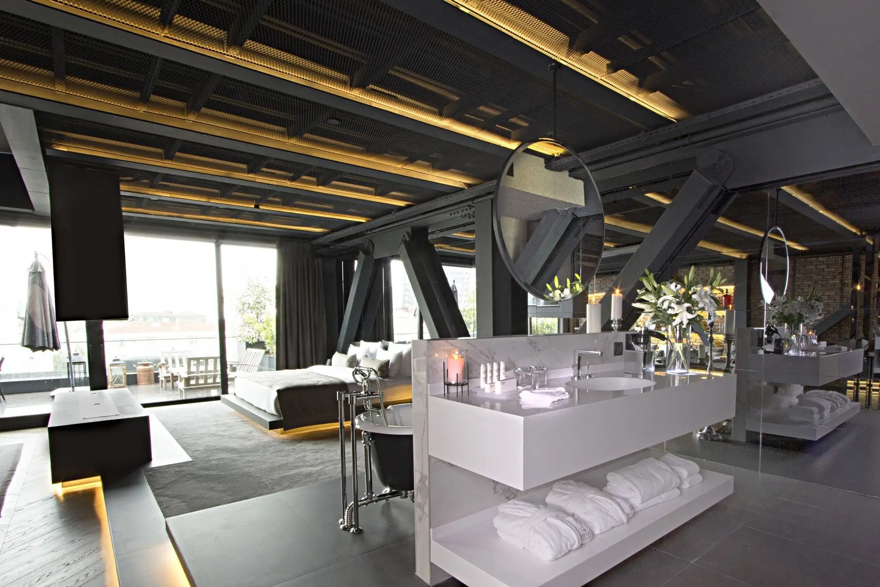 CITYLOFT 81 Presidential Suite: Yatak ve açık plan lavabo tezgâhı