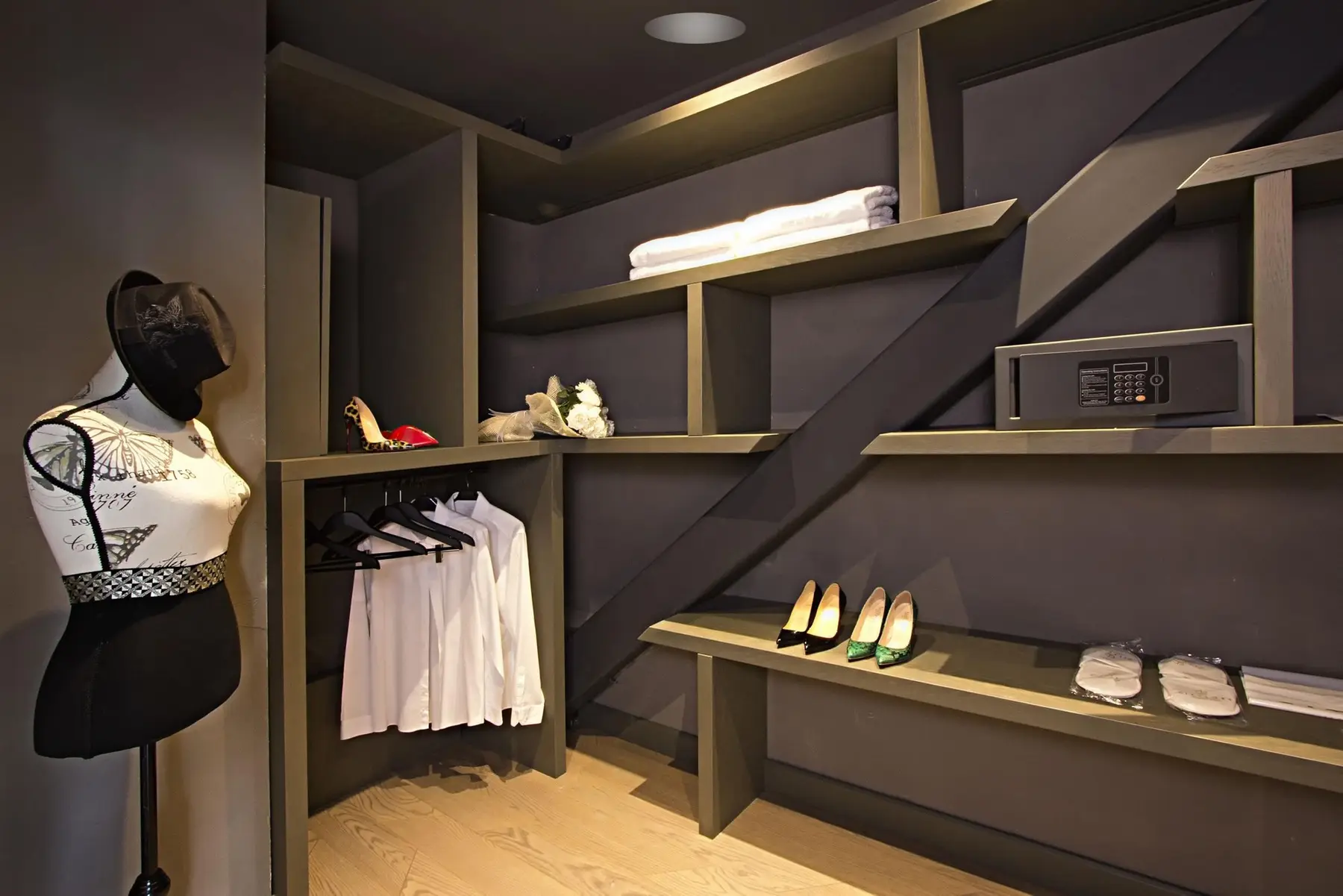 CITYLOFT 81 Jacuzzi Suite: Raflı giyinme odası