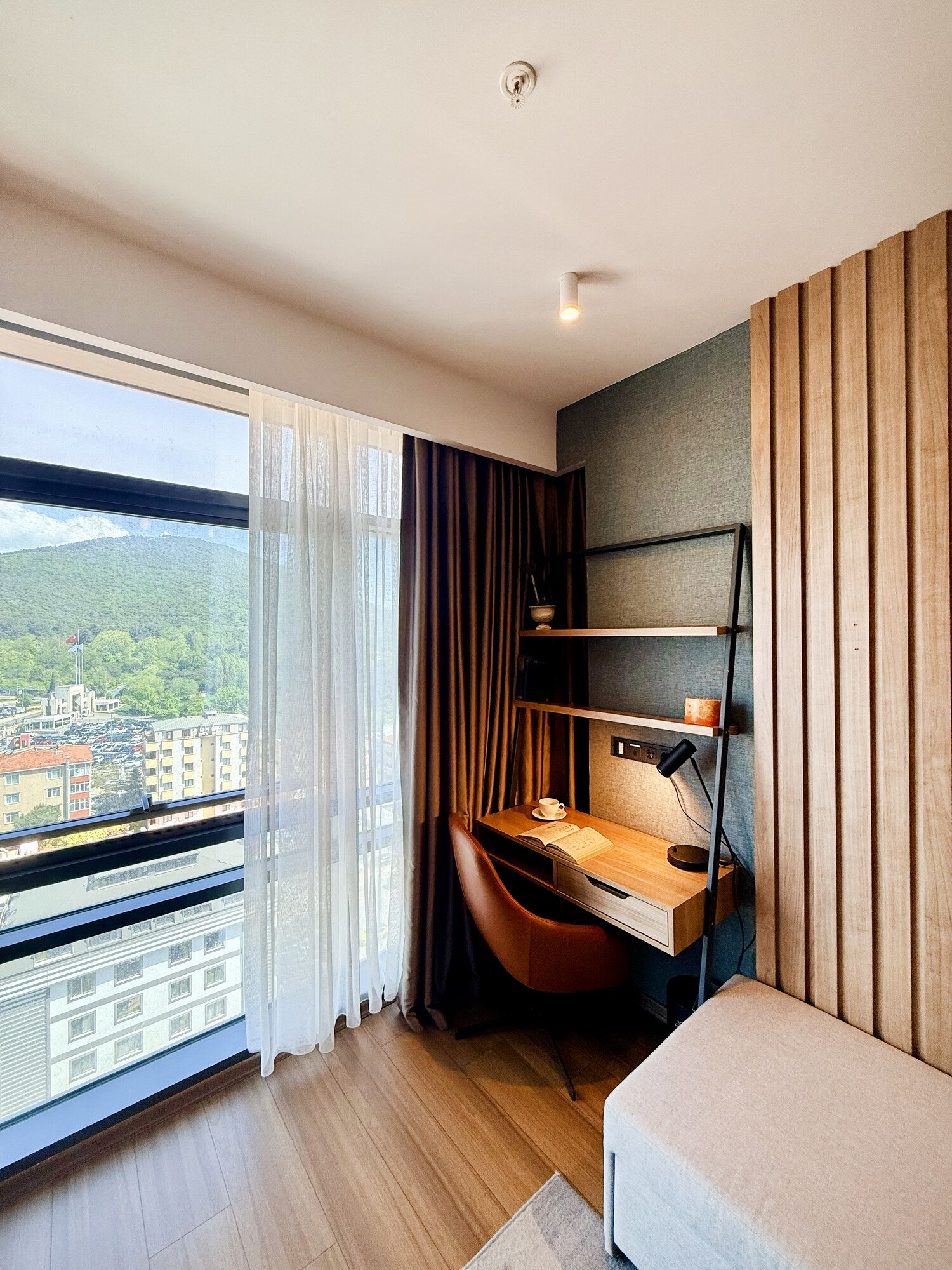 CITYLOFT 175 One Bedroom City: Şehir manzaralı pencere önünde çalışma masası