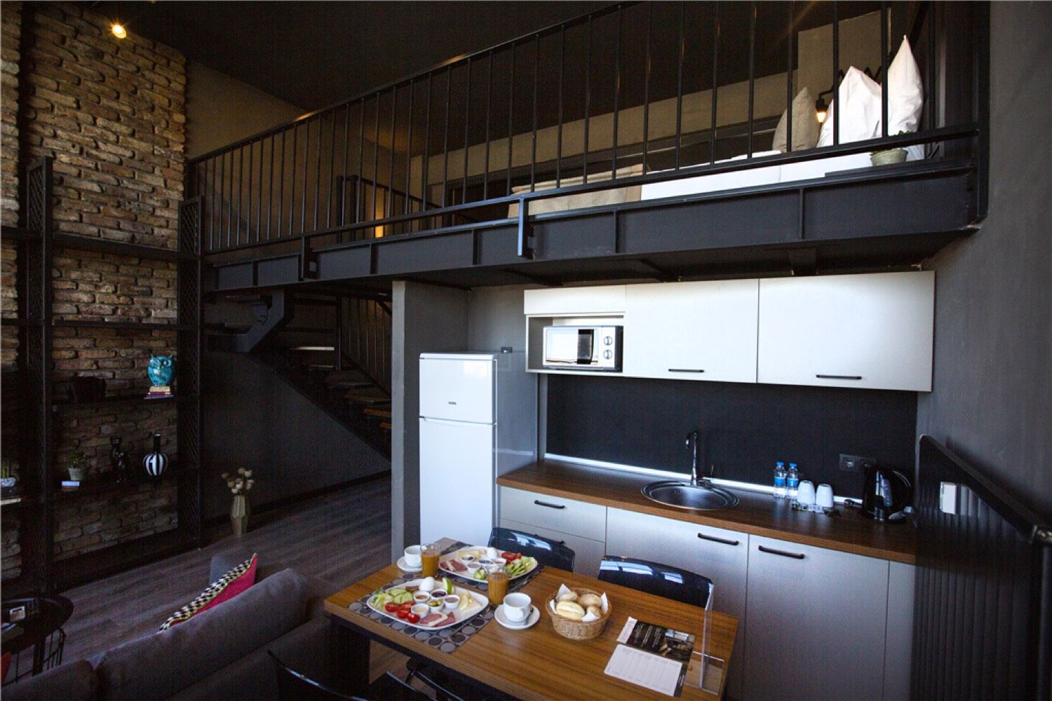 CITYLOFT 161 Loft Suite with Jacuzzi: Alt katta mutfak ve yemek masası