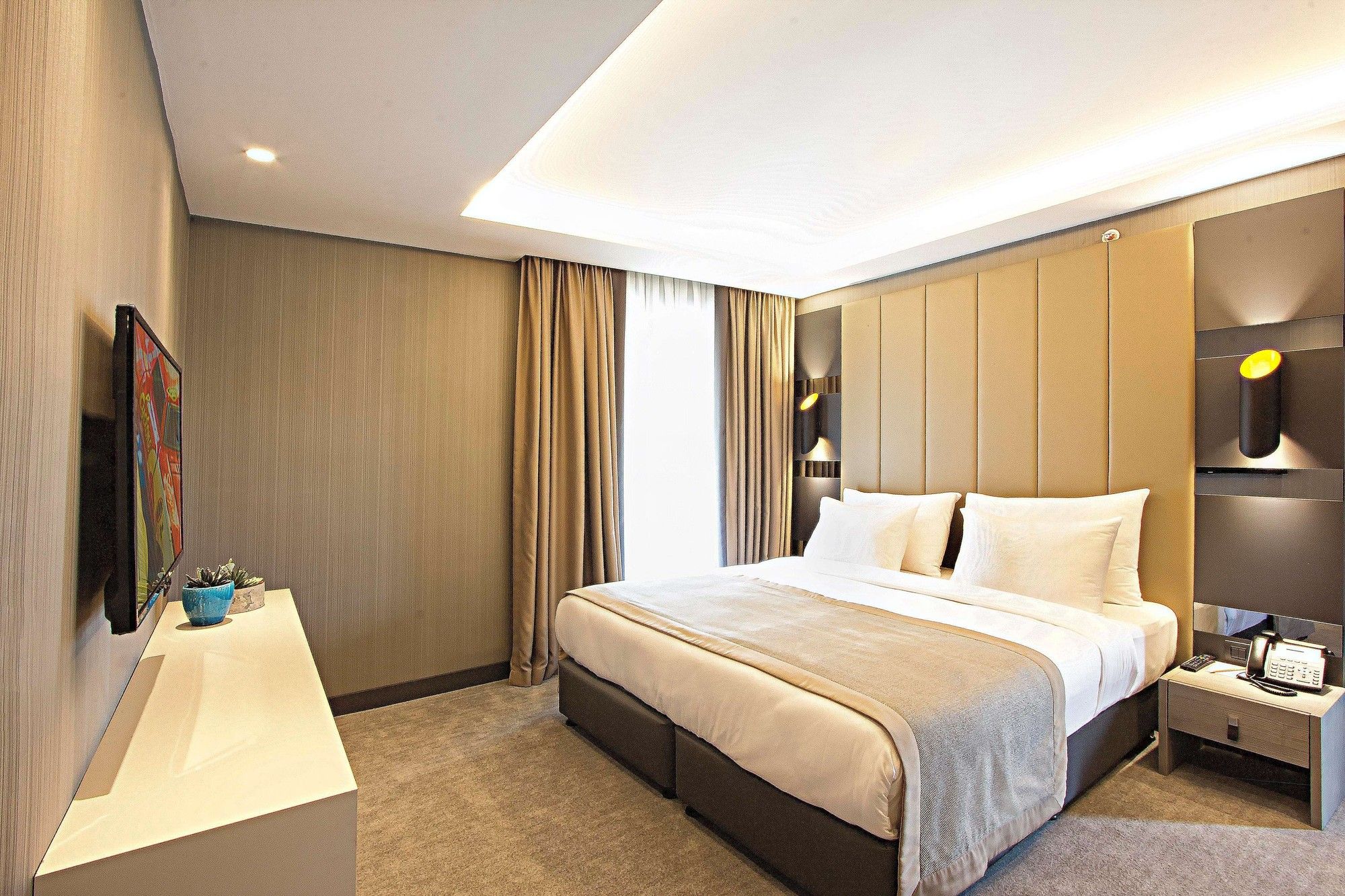 CITYLOFT 81 Corner Suite: Çift kişilik yatak ve TV ünitesi