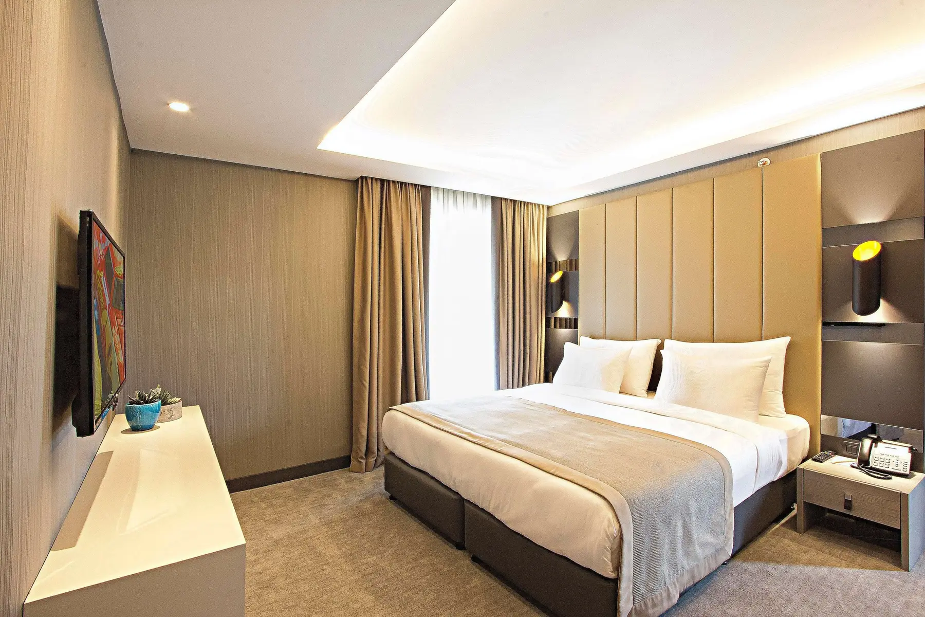 CITYLOFT 81 Corner Suite: Çift kişilik yatak ve TV ünitesi