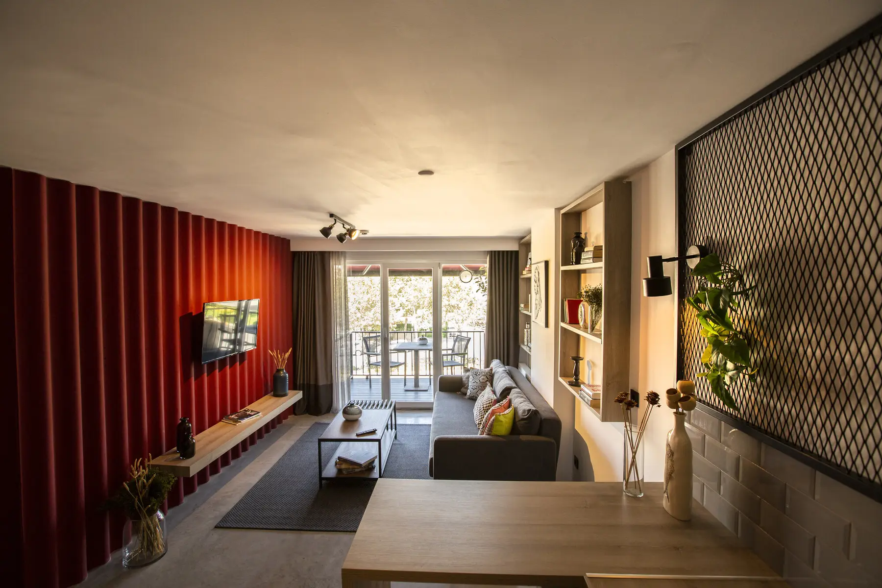 CITYLOFT 64 Studio: Uzun salon, kırmızı panel duvar ve balkon kapısı