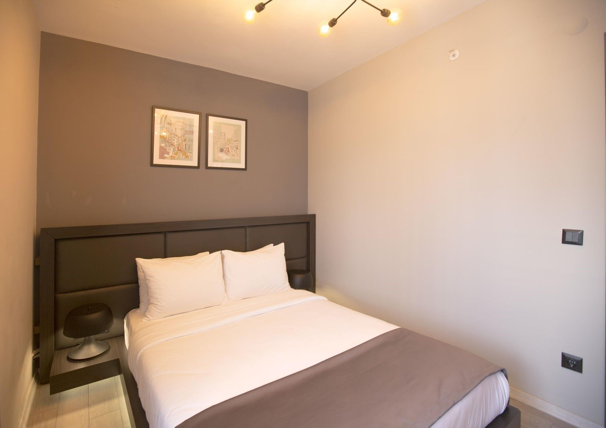 CITYLOFT 36 One Bedroom Suite: Çift kişilik yatak ve tablo detayları