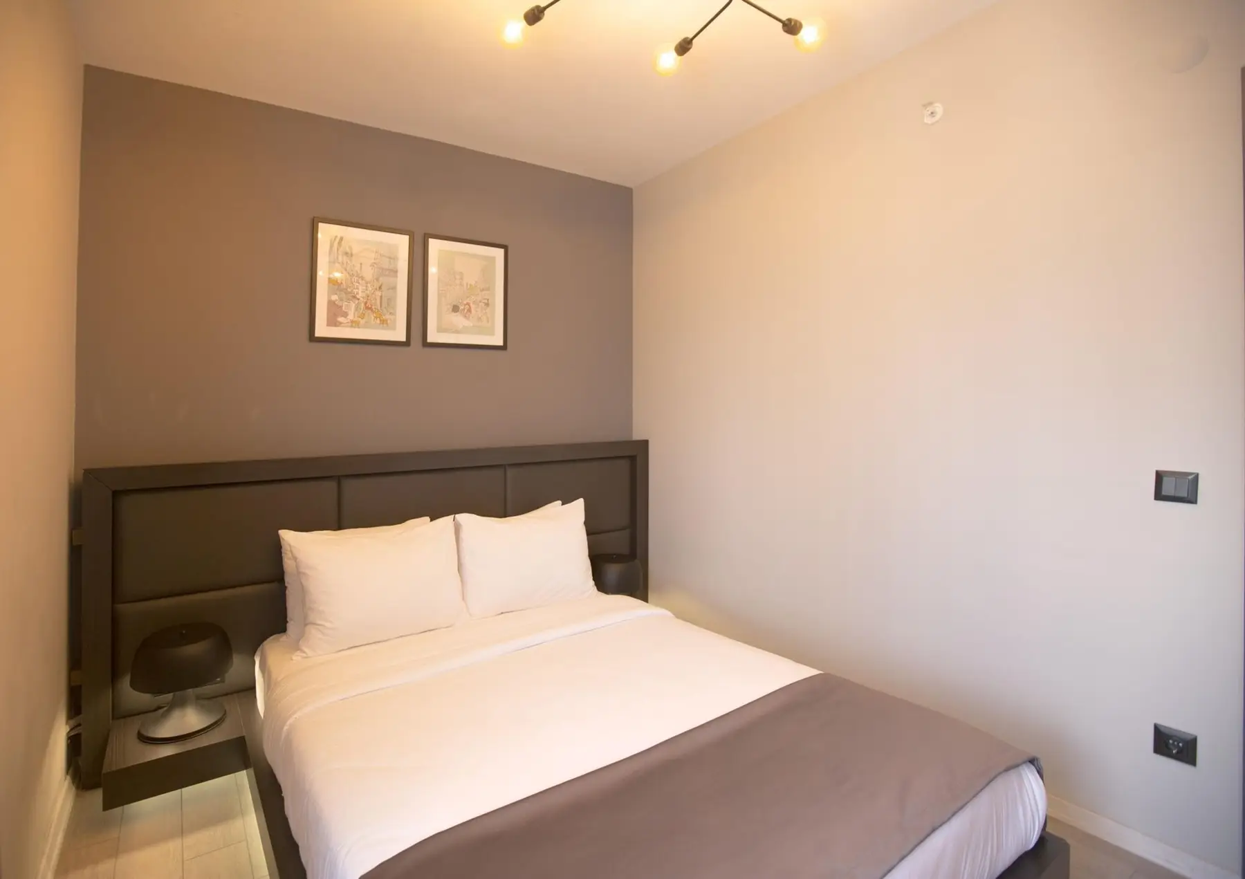 CITYLOFT 36 One Bedroom Suite: Çift kişilik yatak ve tablo detayları