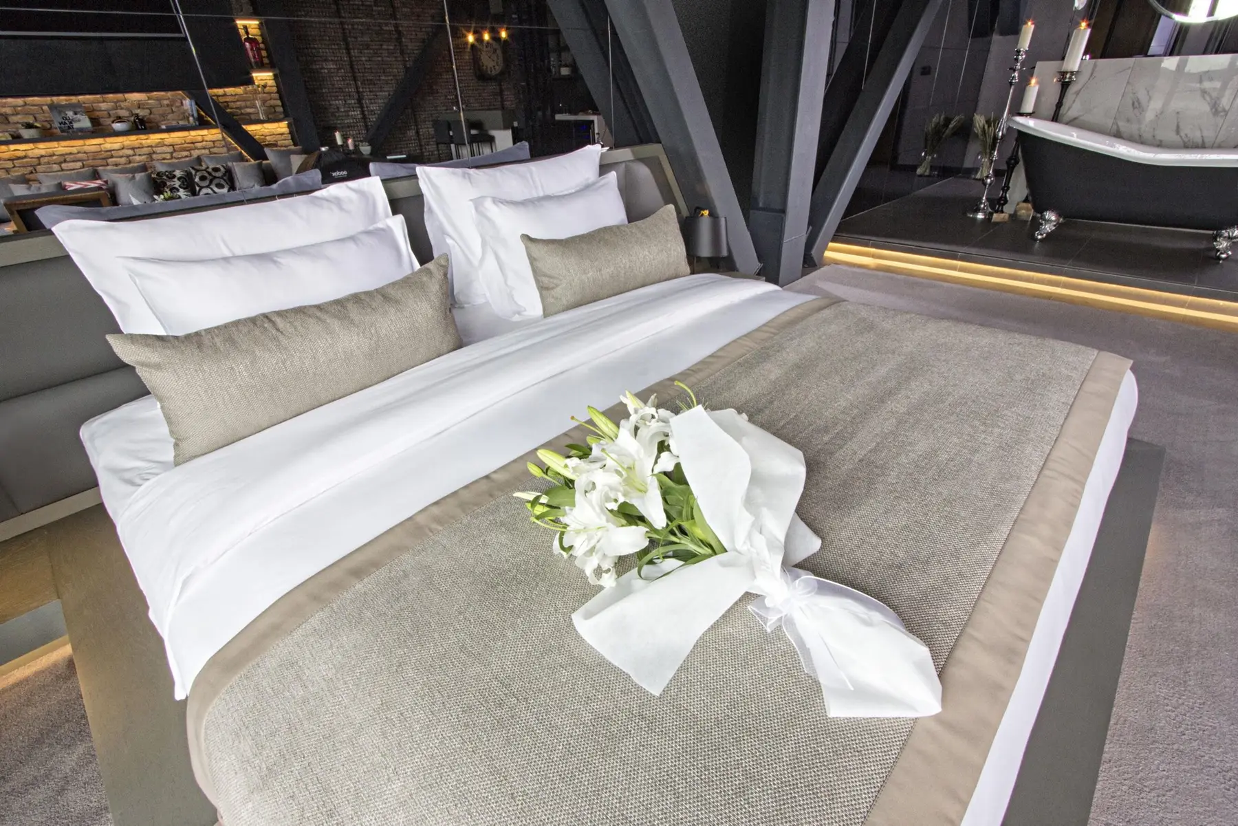 CITYLOFT 81 Presidential Suite: Çiçekle süslenmiş çift kişilik yatak