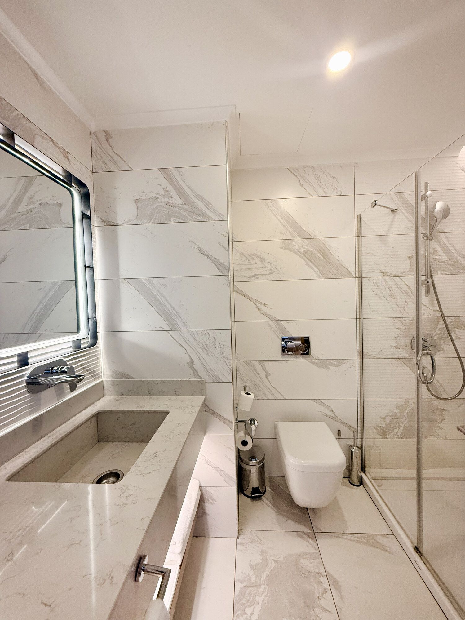 CITYLOFT 175 Deluxe Suite: Mermer kaplı banyo, cam duş kabini ve lavabo