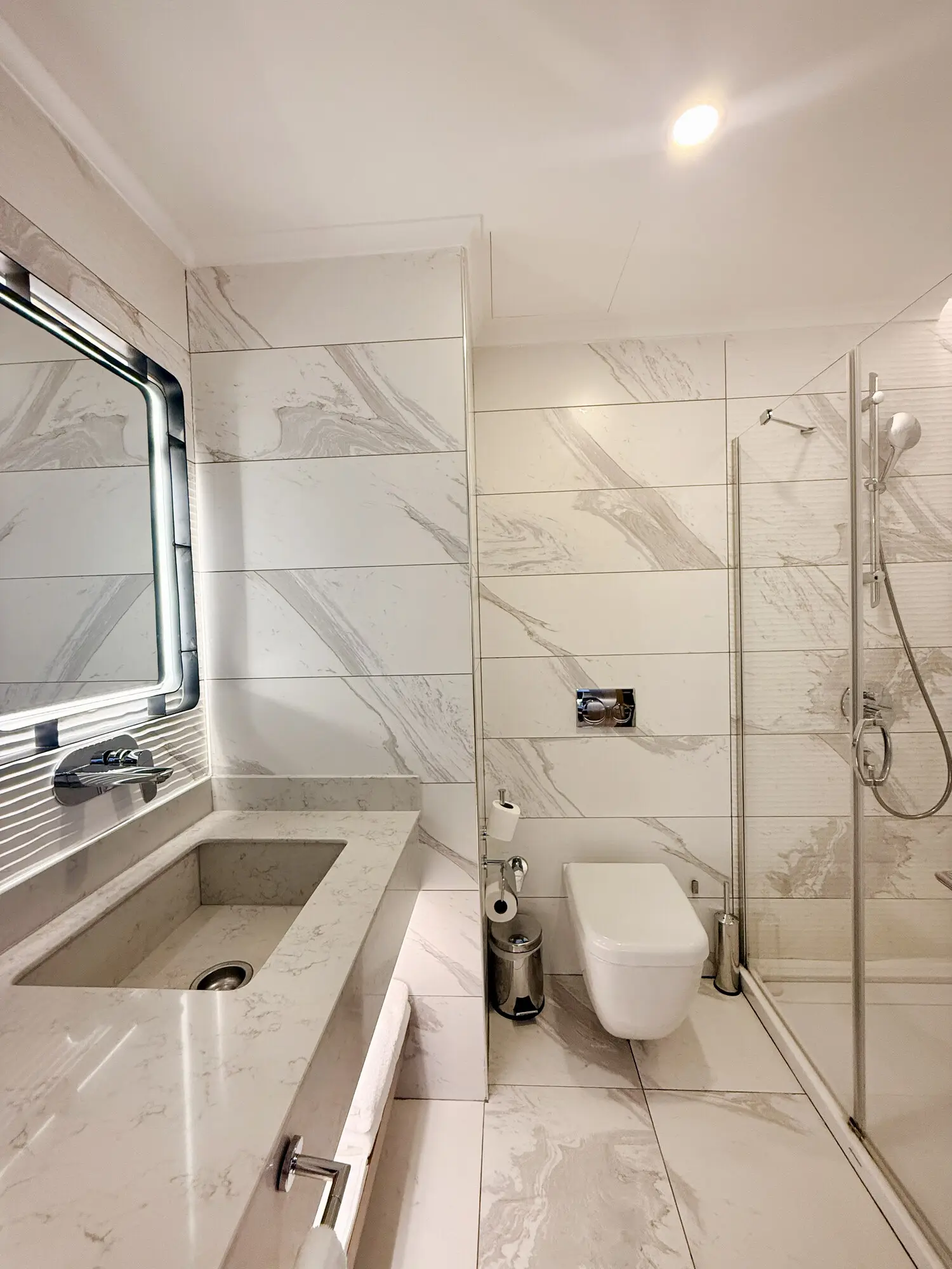 CITYLOFT 175 Deluxe Suite: Mermer kaplı banyo, cam duş kabini ve lavabo