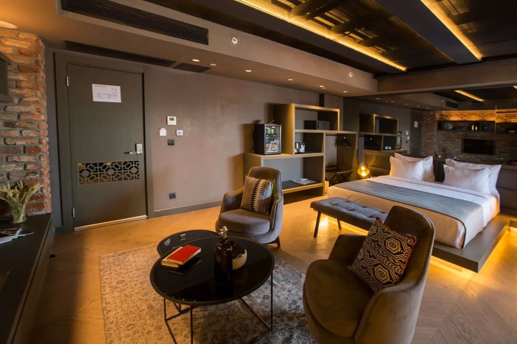CITYLOFT 81 Junior Jacuzzi Suite: Tuğla duvarlı oda, koltuklar ve yatak