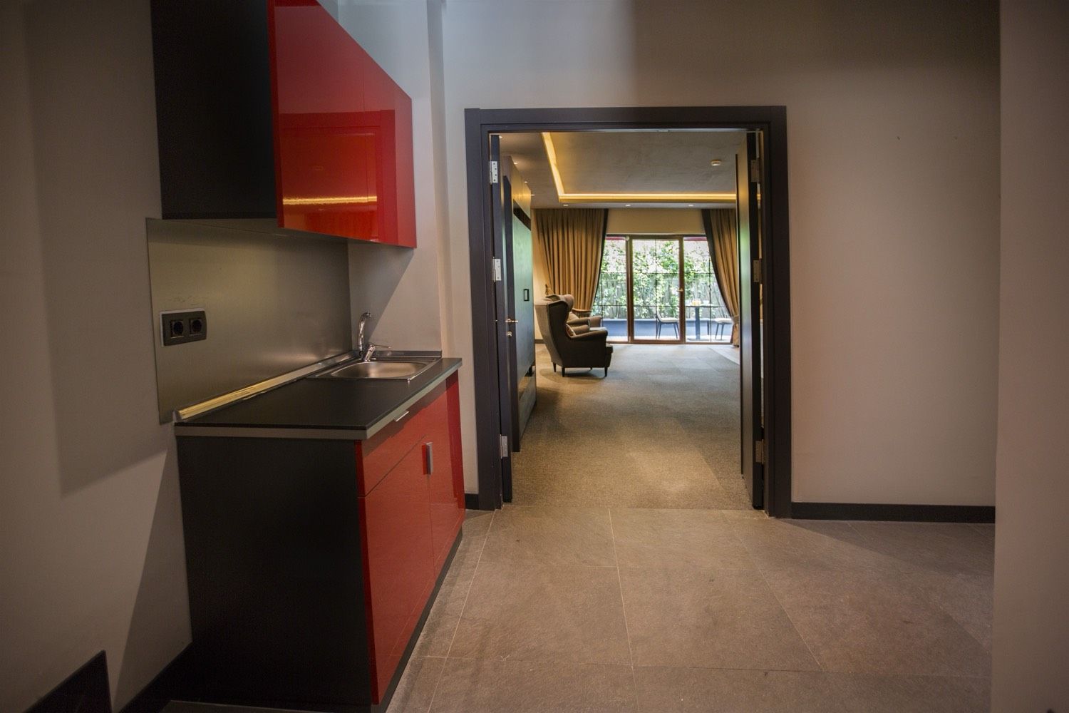 CITYLOFT 24 Jacuzzi Suite with Terrace: Kırmızı dolaplı mini mutfak ve giriş