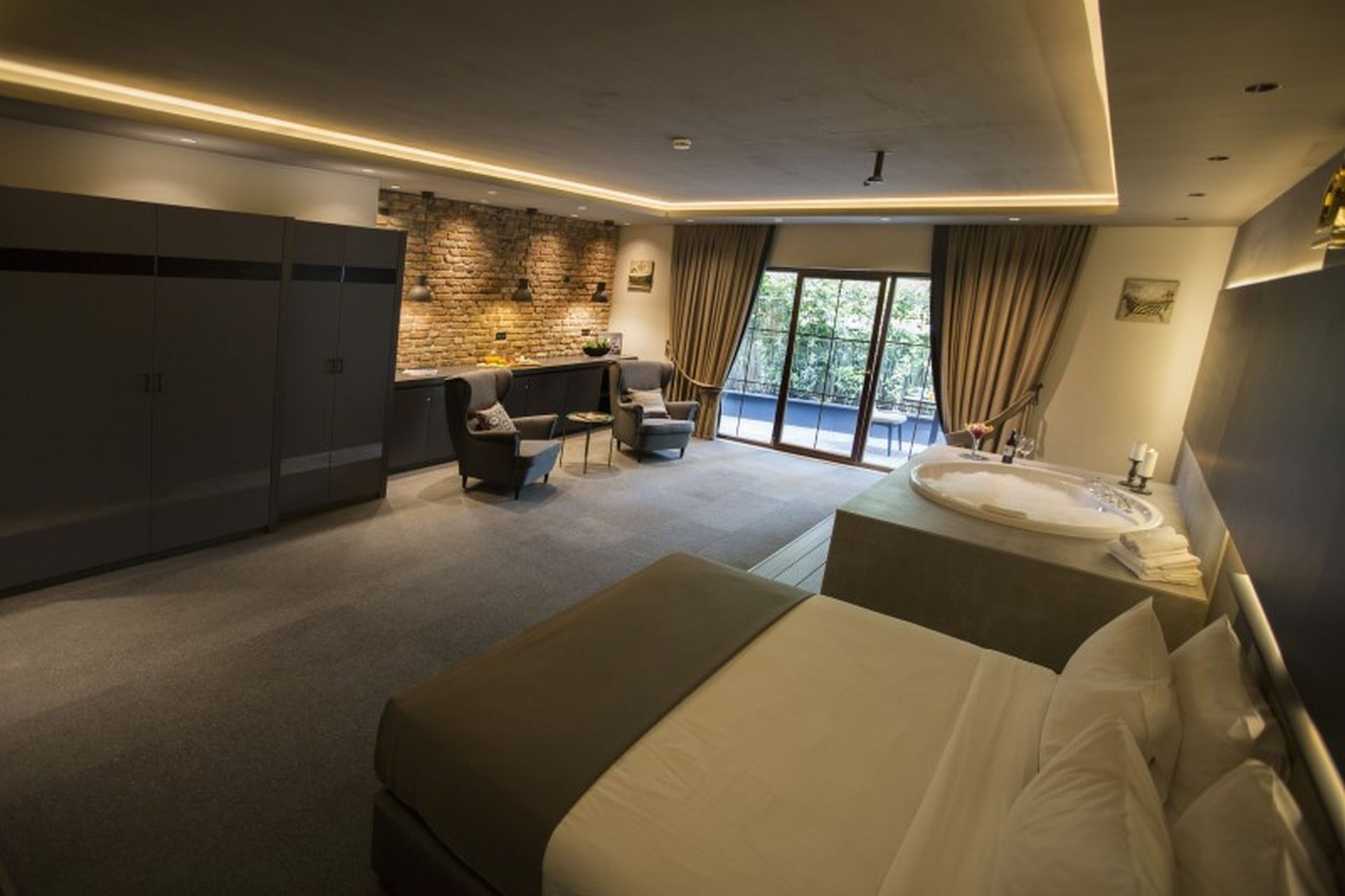 CITYLOFT 24 Jacuzzi Suite with Terrace: Çift kişilik yatak, jakuzi ve teras kapısı