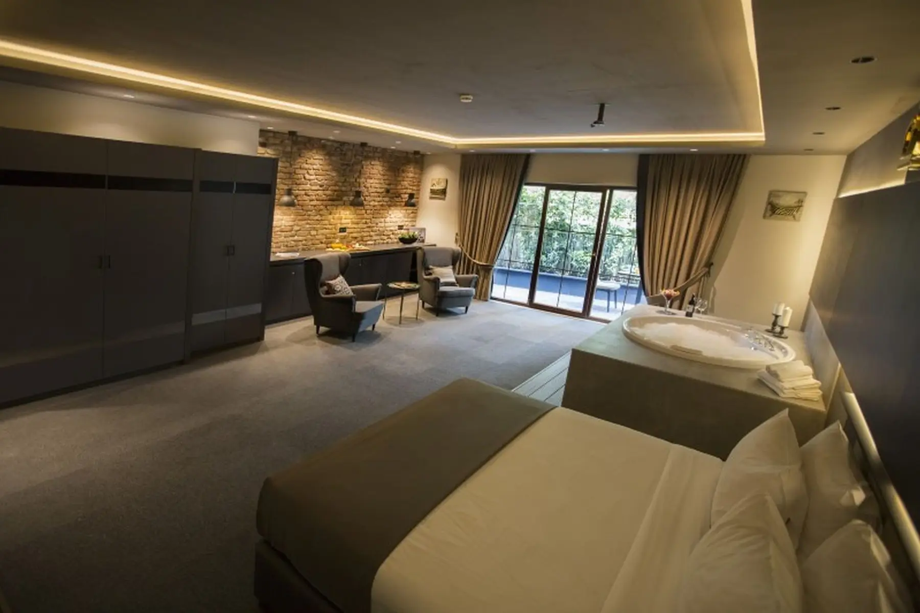 CITYLOFT 24 Jacuzzi Suite with Terrace: Çift kişilik yatak, jakuzi ve teras kapısı