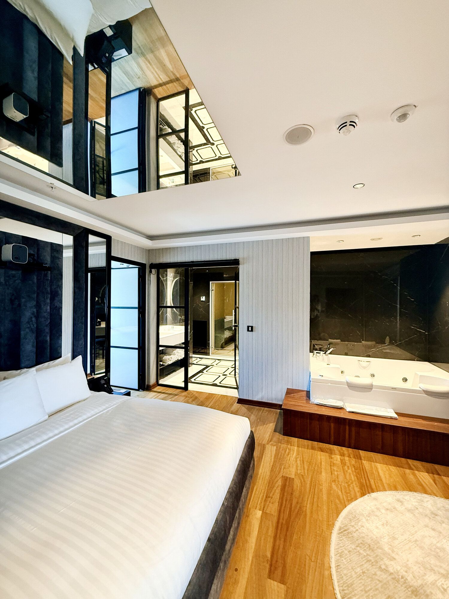 CITYLOFT 175 Presidential Suite: Çift kişilik yatak ve yatak odasındaki jakuzi