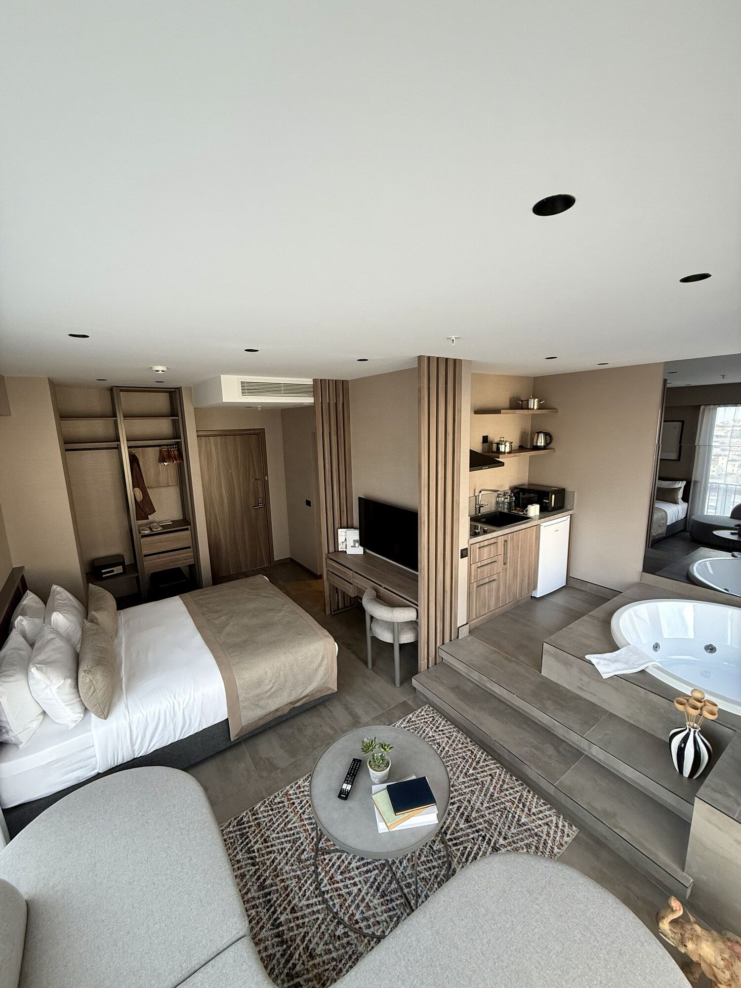 CITYLOFT 147 Jacuzzi Suite with Sea view: Yatak, oturma alanı ve jakuzinin bulunduğu genel görünüm