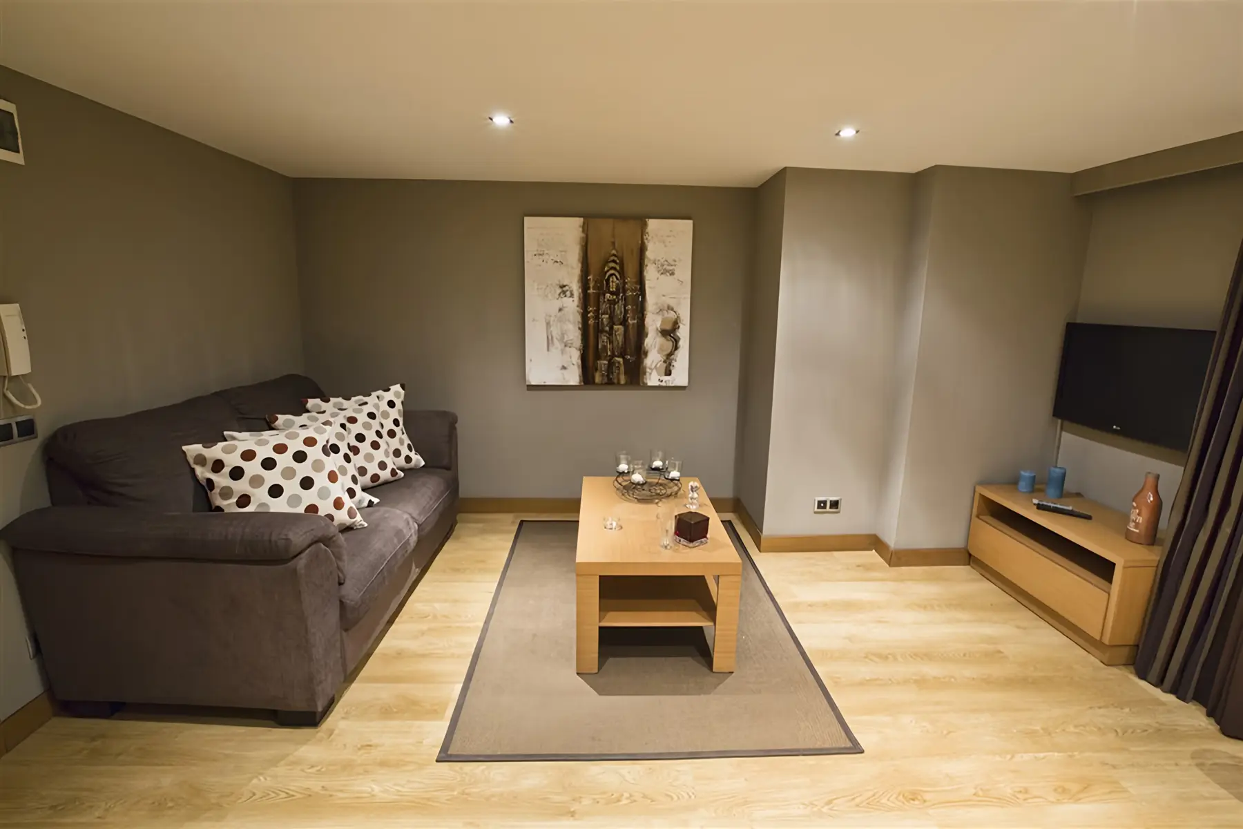 CITYLOFT 36 Dublex Suite: Kanepe, sehpa ve TV ünitesiyle salon