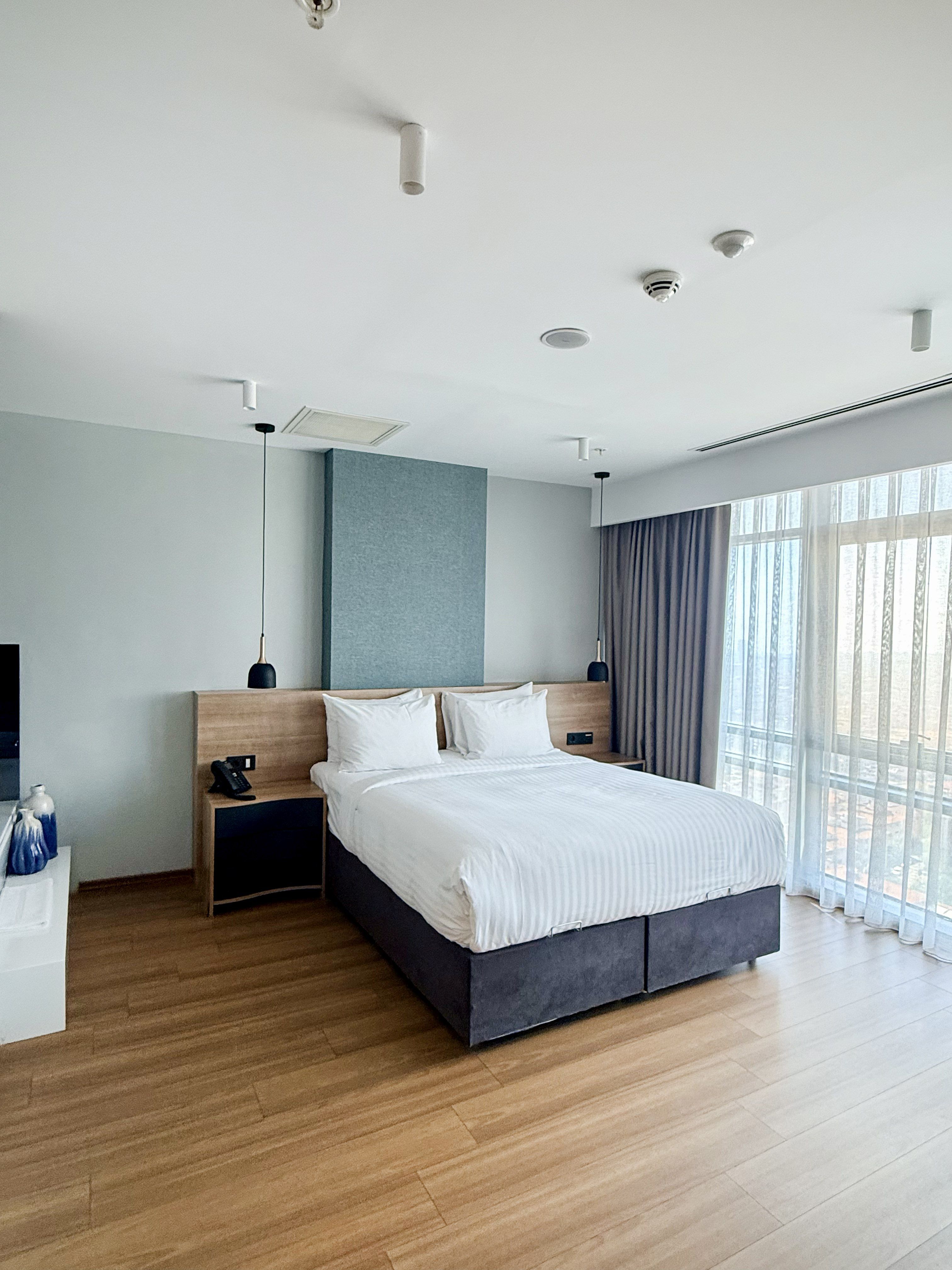 CITYLOFT 175 Jacuzzi Suite: Geniş pencereli yatak odası