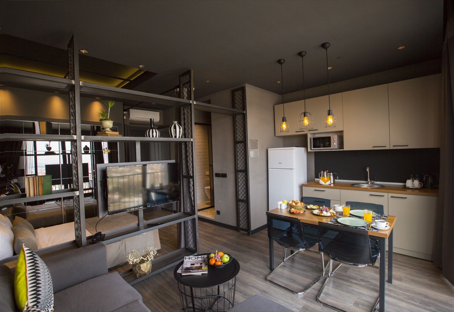 CITYLOFT 161 One Bedroom City view: Açık mutfak, yemek masası ve salon