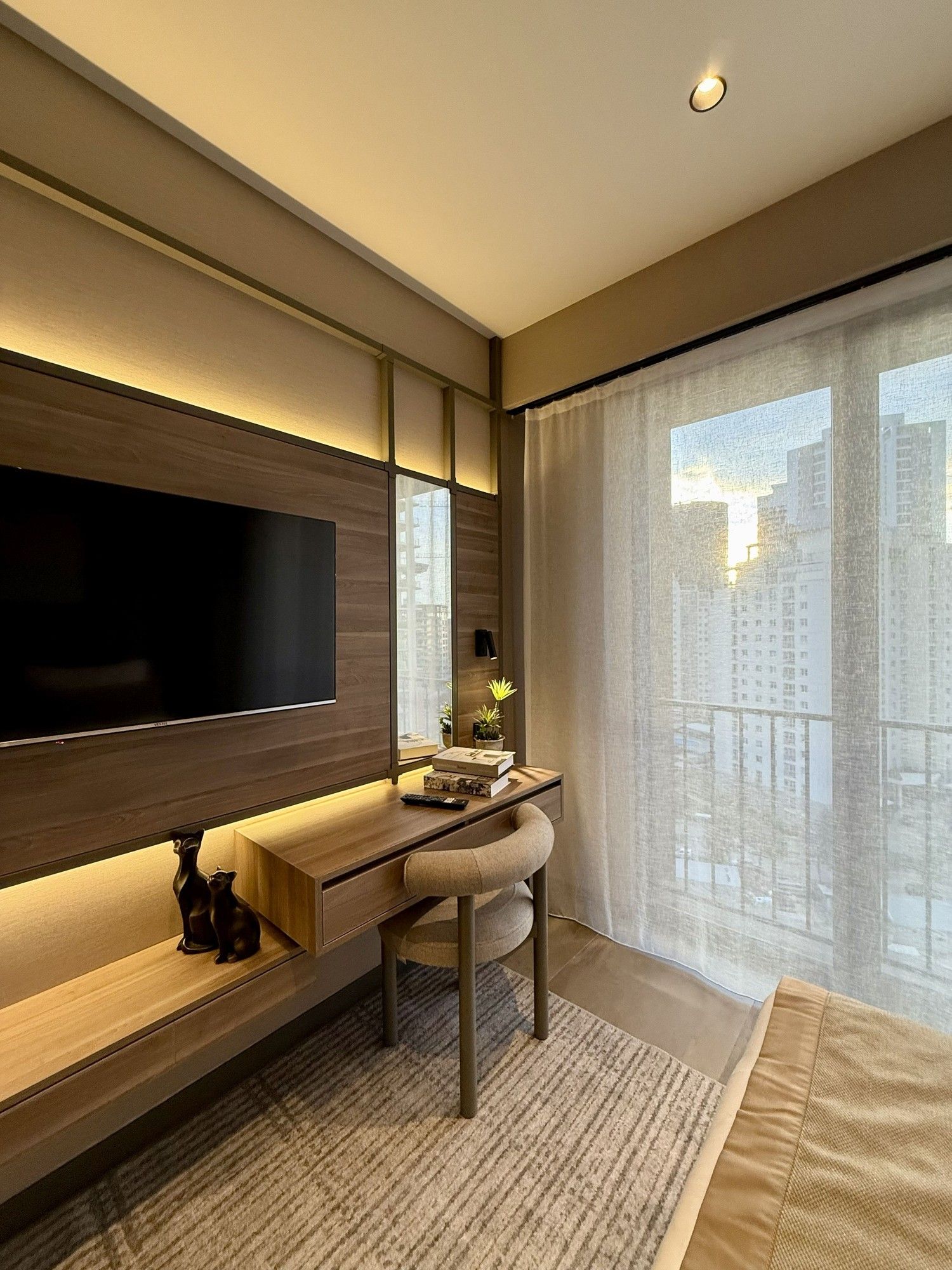 CITYLOFT 147 Studio Suite: Pencere önünde çalışma masası ve TV ünitesi