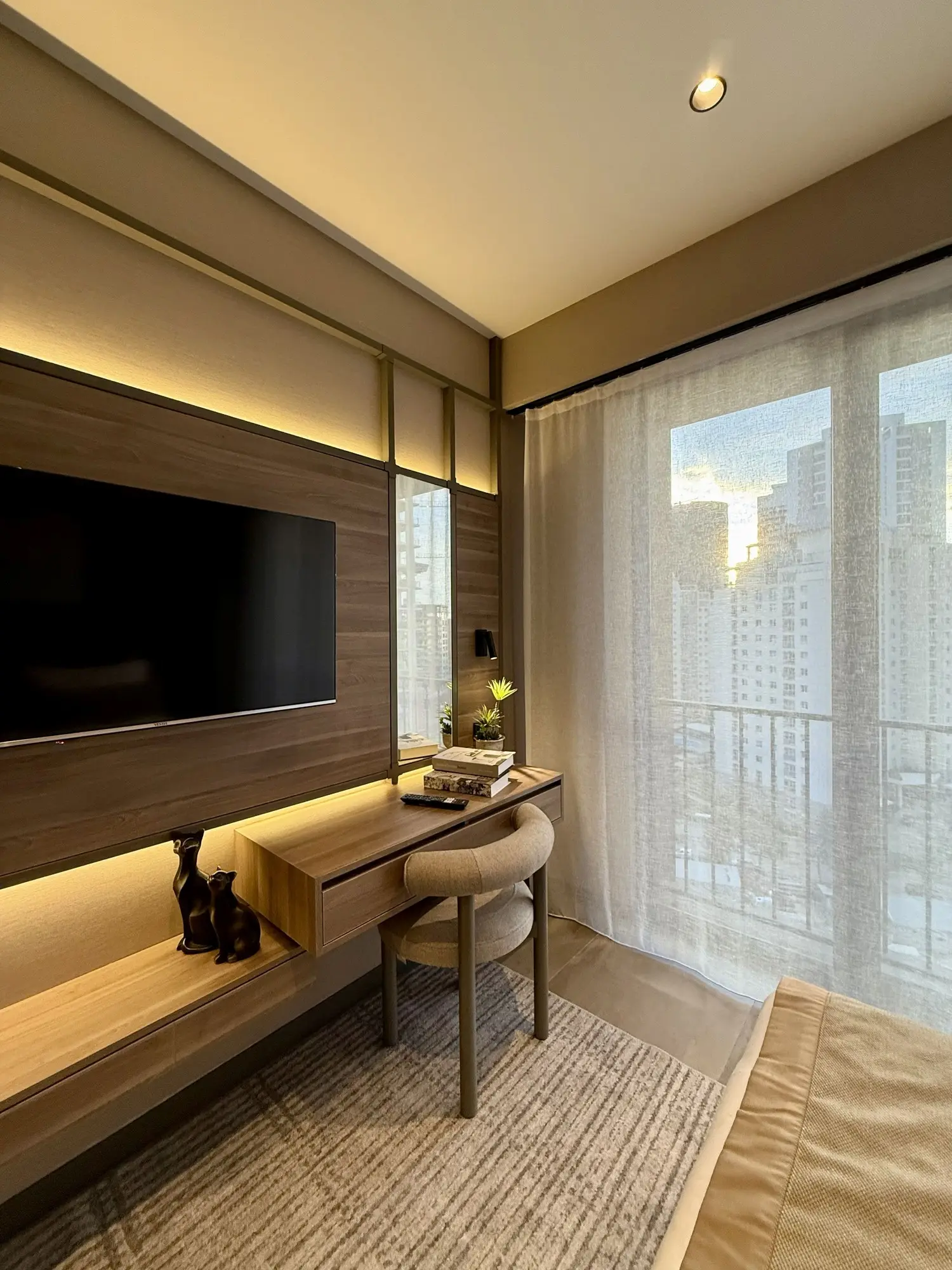 CITYLOFT 147 Studio Suite: Pencere önünde çalışma masası ve TV ünitesi
