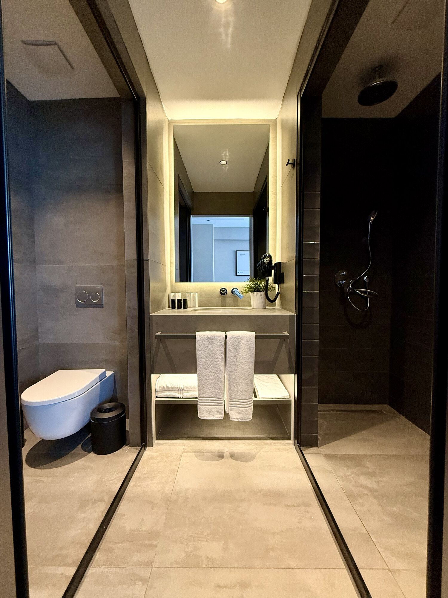 CITYLOFT 147 Jacuzzi Suite with Sea view: Banyo: aydınlatmalı ayna, lavabo, klozet ve duş