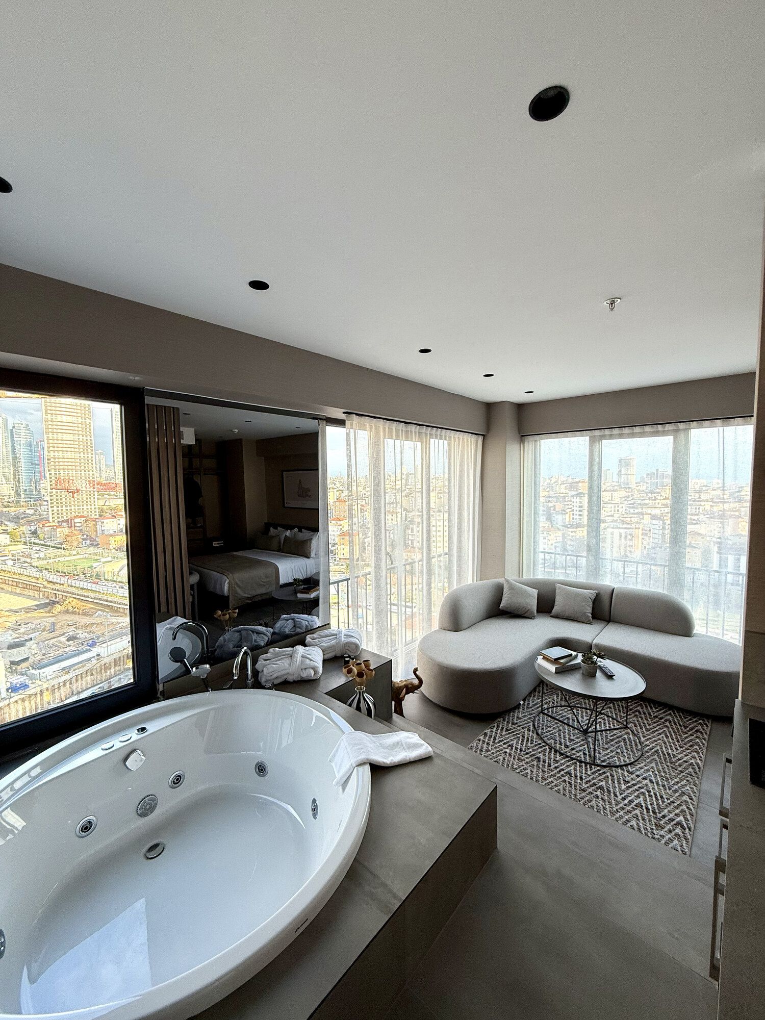 CITYLOFT 147 Jacuzzi Suite with Sea view: Geniş pencereler önünde jakuzi ve oturma alanı